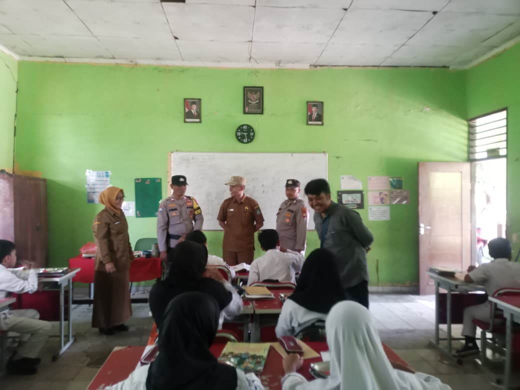 Pastikan Program Berjalan Lancar, Polsek Jatisampurna Monitoring Penyaluran Makan Bergizi Gratis di SDN II