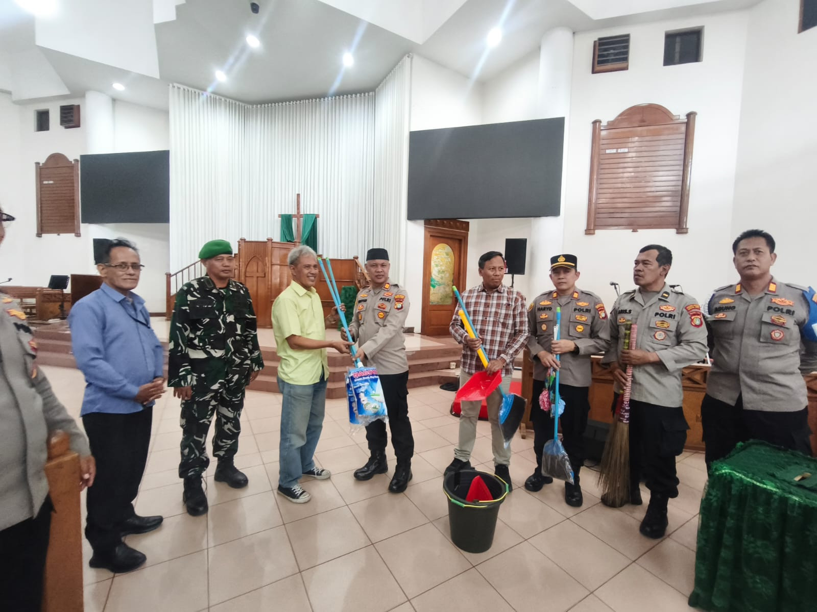 Bhakti Religi Polres Metro Bekasi Kota di Gereja Kristen Jawa Bekasi Barat Sambut HUT Bhayangkara ke-80