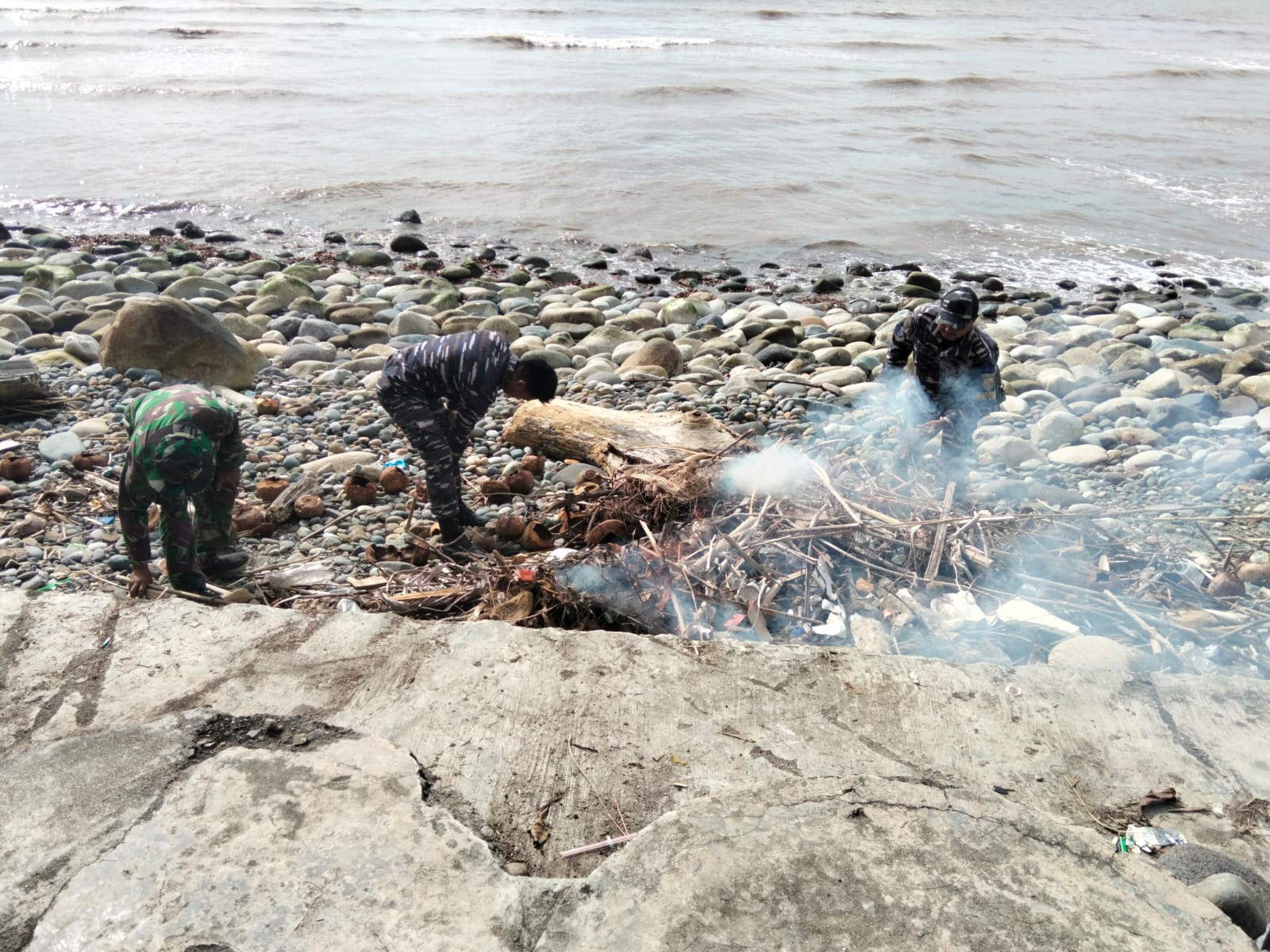 Pos TNI Angkatan Laut Manna Berkolaborasi Dengan Kodim 0408/BS Bersihkan Pantai Pasar Bawah