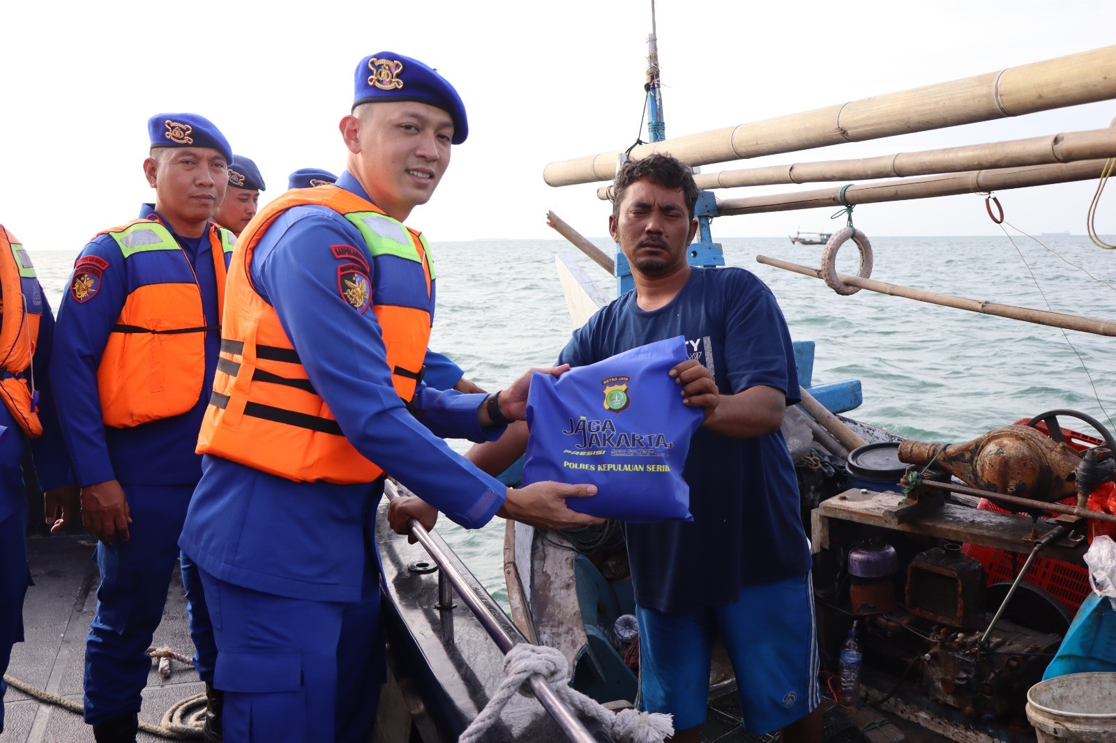 Satpolairud Polres Kepulauan Seribu Gelar Jumat Peduli, Bagikan Sembako dan Takjil kepada Nelayan di Laut serta Sosialisasikan Call Center 110
