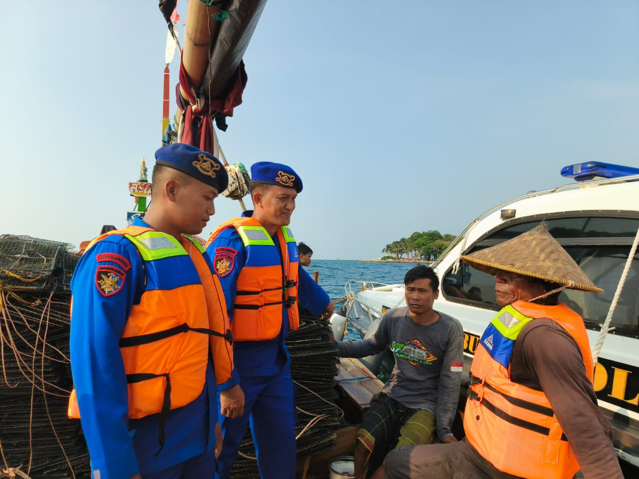 Patroli Dialogis Satpolairud Kepulauan Seribu Ajak Nelayan Waspada Cuaca Buruk dan Manfaatkan Layanan Darurat 110