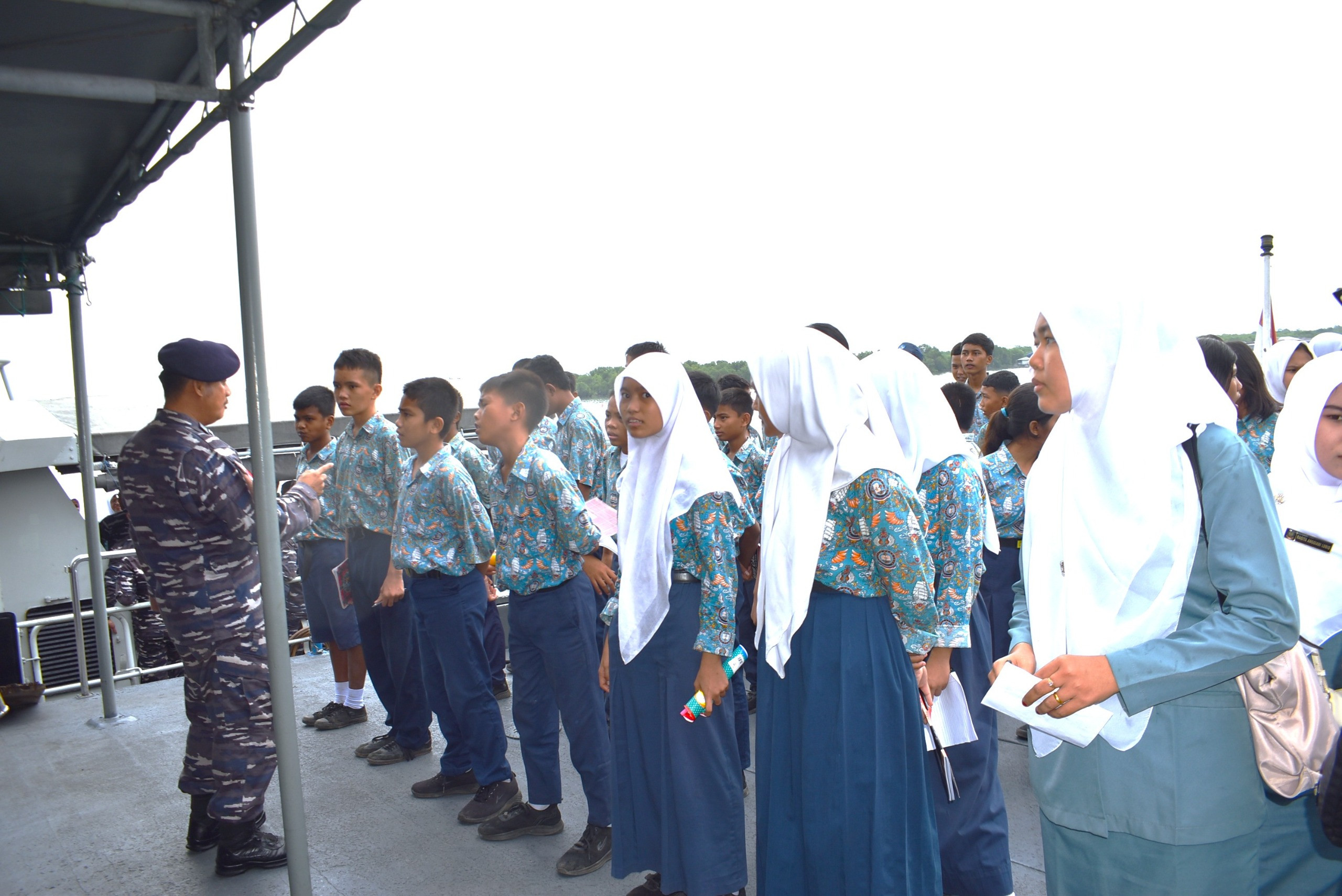 Kenalkan Dunia Kemaritiman Sejak Usia Dini, Kodaeral I Terima Kunjungan Siswa SMP Hang Tuah Ke Kapal Perang