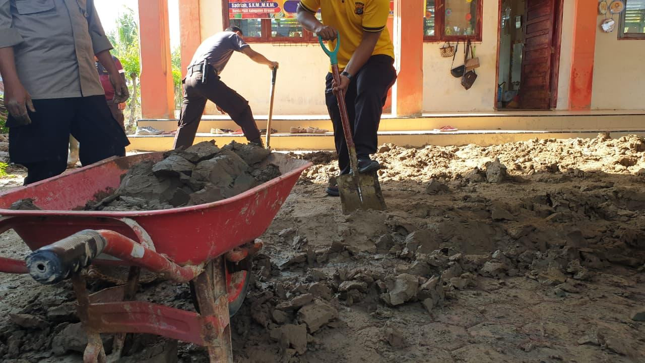 Pulihkan Sekolah Pascabanjir, Polres Bireuen Gotong Royong Bersihkan TK di Gandapura