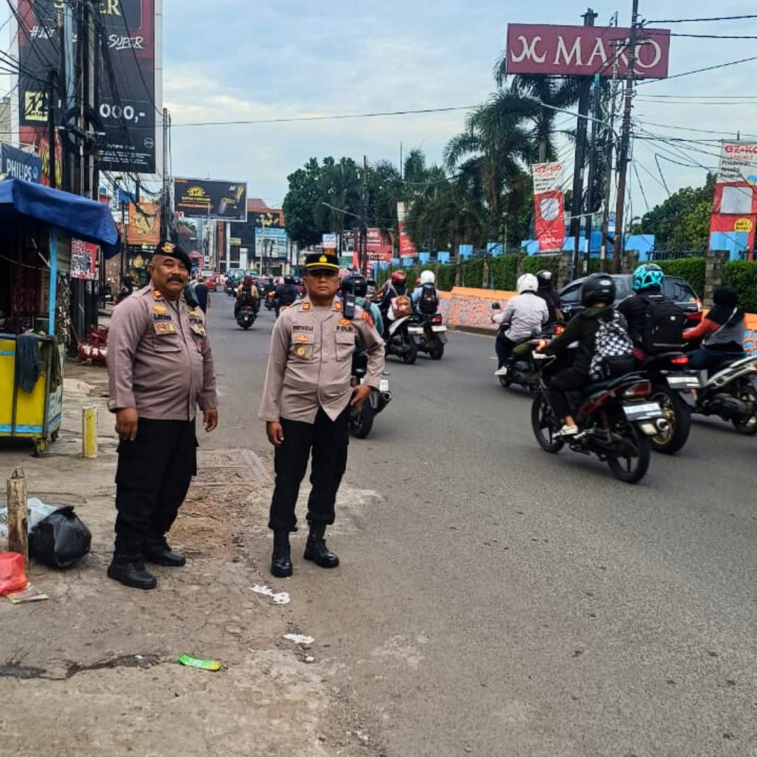Sebar Anggota di 8 Titik Rawan Kemacetan, Kapolsek Pondokgede turun langsung lakukan pengaturan lalulintas