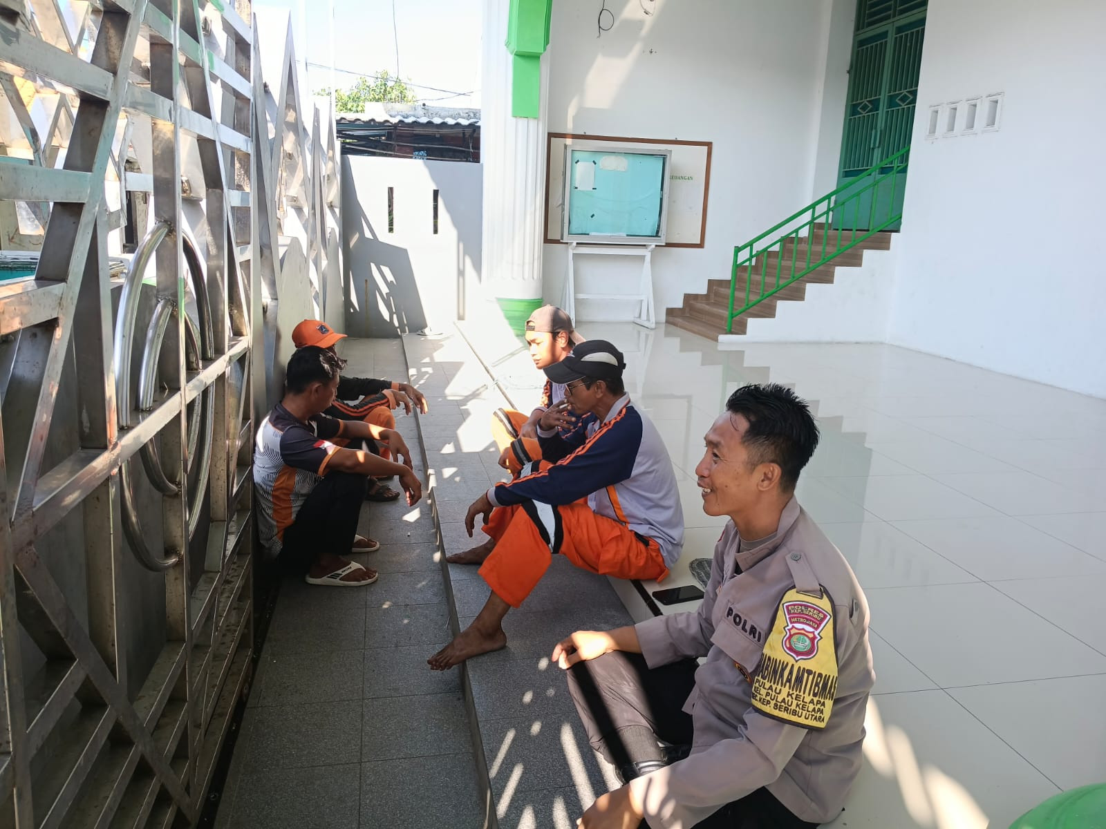 Jakarta On The Spot di Pulau Kelapa, Bhabinkamtibmas Sosialisasikan Layanan Polri 110 dan Ajak Warga Jaga Kamtibmas