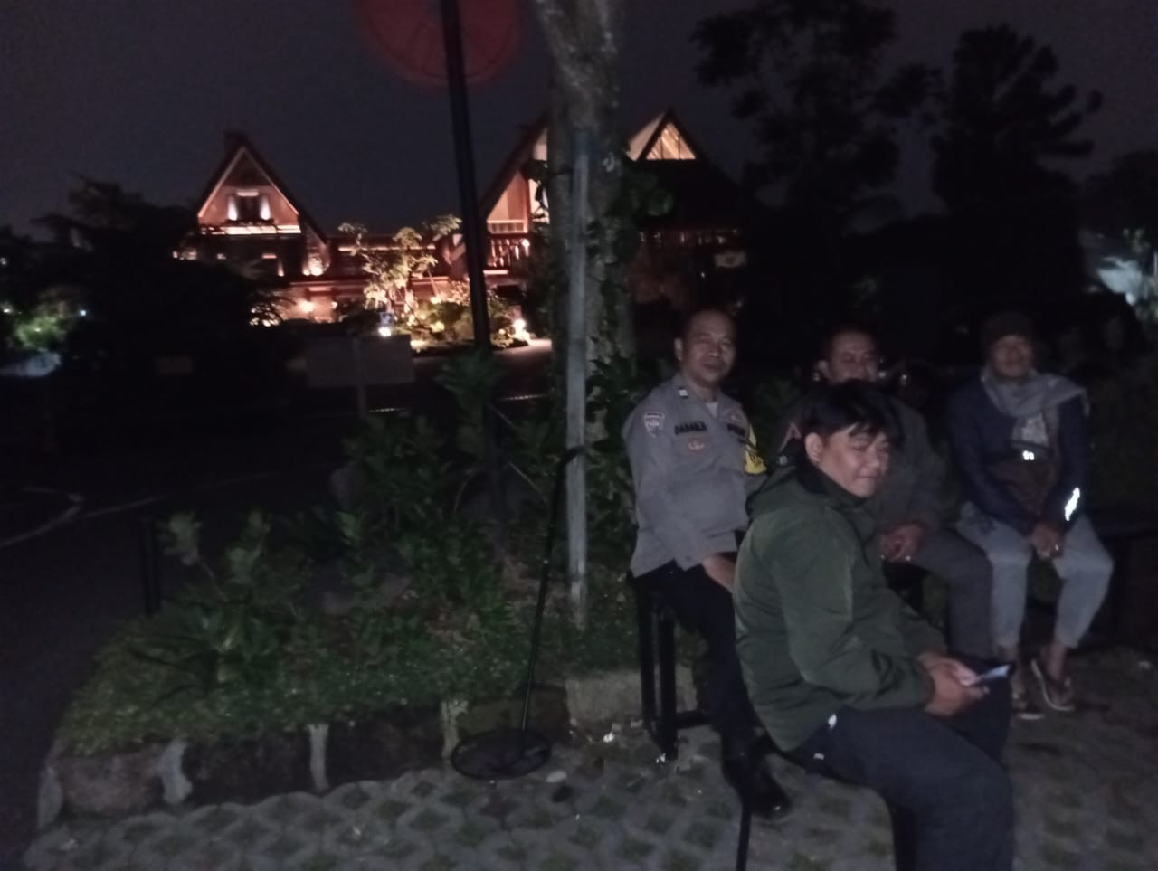 Bhabinkamtibmas Polsek Cisarua Polres Bogor kontrol poskamling dan sampaikan pesan kamtibmas