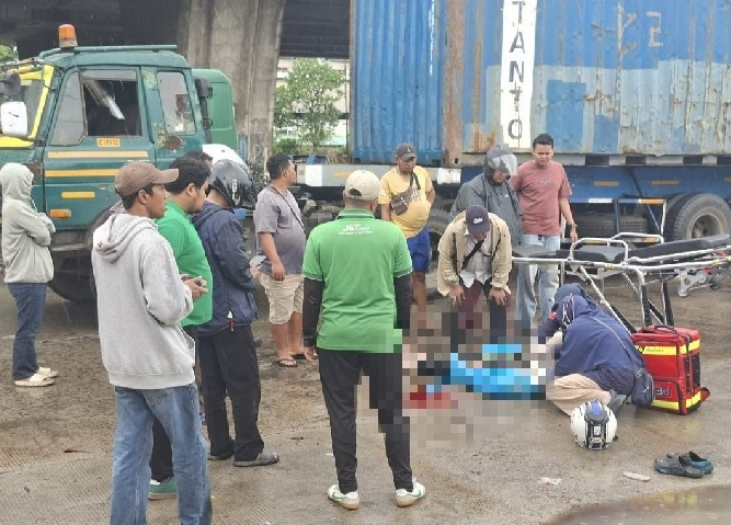 Kecelakaan Motor vs Truk Trailer di Cakung Cilincing, Korban Alami Luka Kepala