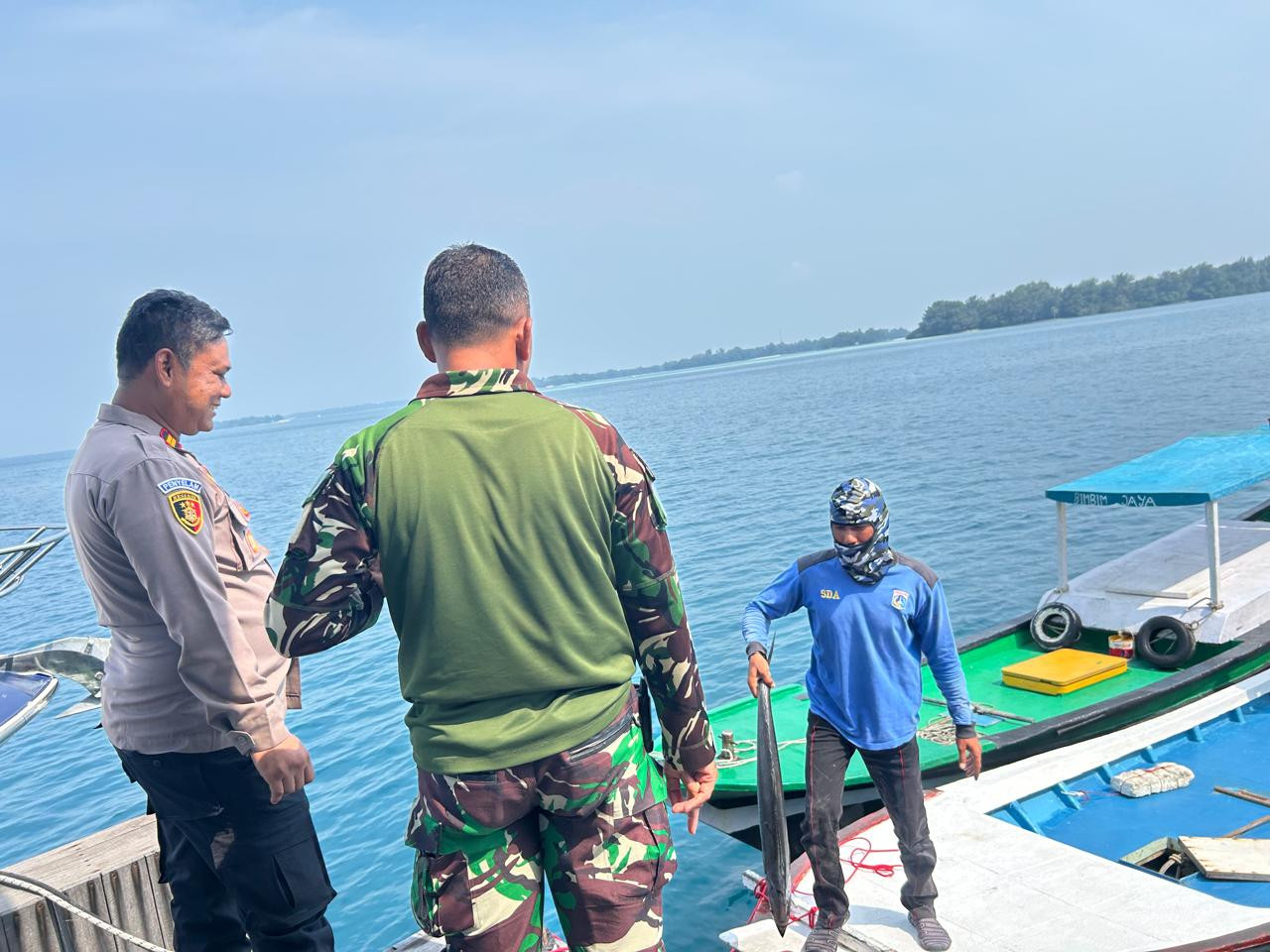 Polsek Kepulauan Seribu Utara Gelar Patroli Perairan, Sambangi Pulau-Pulau Wisata dan Bantu Nelayan