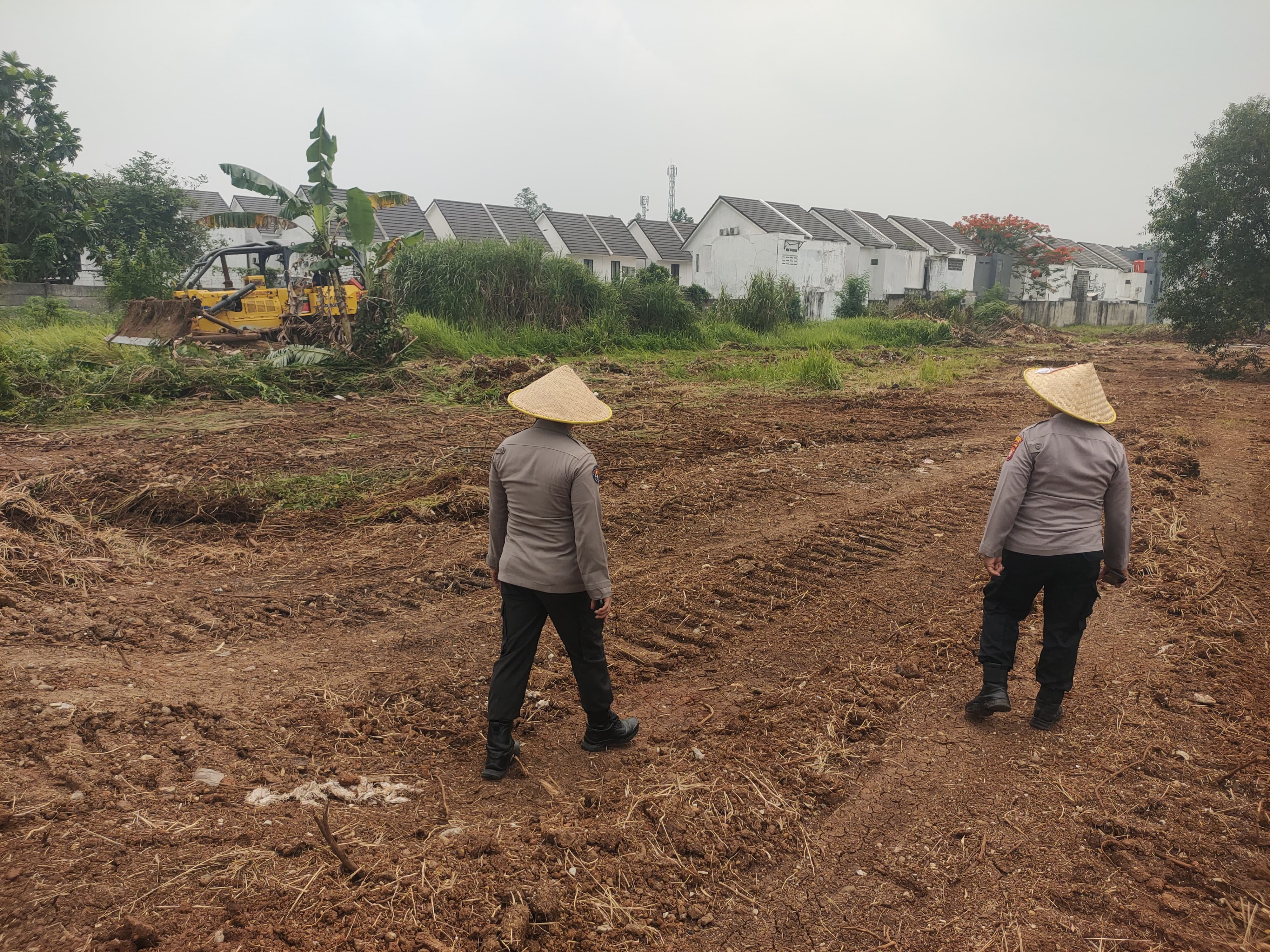 Kapolsek Bantar Gebang Pantau Pengolahan Lahan Jagung untuk Ketahanan Pangan di Padurenan