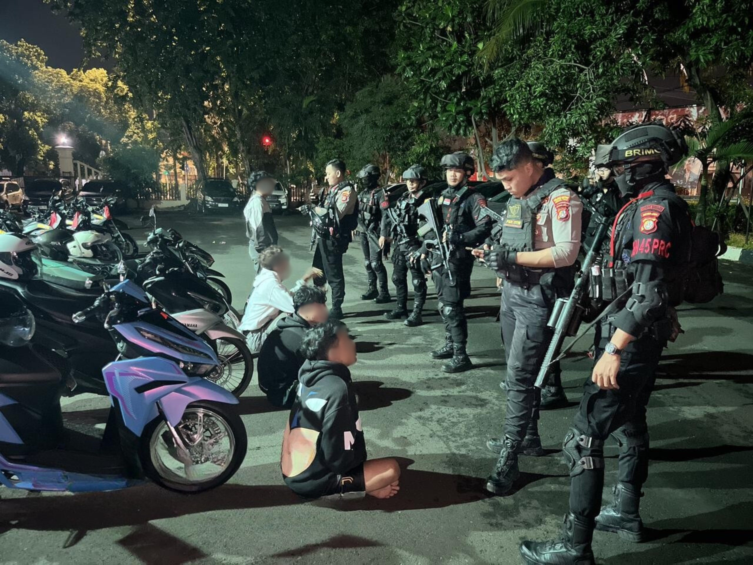 Patroli Gabungan Brimob–Polres Jaktim Gagalkan Tawuran dan Balap Liar Dini Hari : Celurit dan Panah Disita