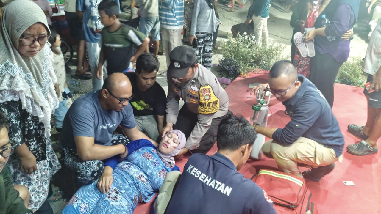 Bhabinkamtibmas Pulau Sabira Sigap Bantu Ibu yang Tiba-tiba Pingsan di Festival Parekraf Pulau Harapan