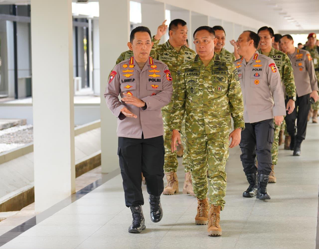 Kapolri Perkuat Soliditas TNI-Polri Lewat Silaturahmi dengan Panglima TNI di Mabes TNI