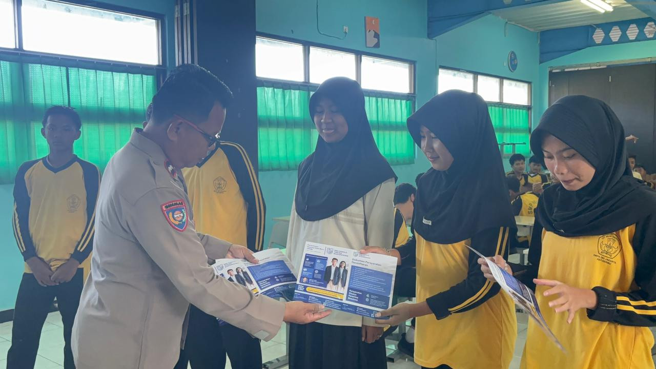 Sosialisasi SMA Kemala Taruna Bhayangkara di SMPN 285 Pulau Untung Jawa, Bhabinkamtibmas Dorong Siswa Jadi Generasi Berkarakter