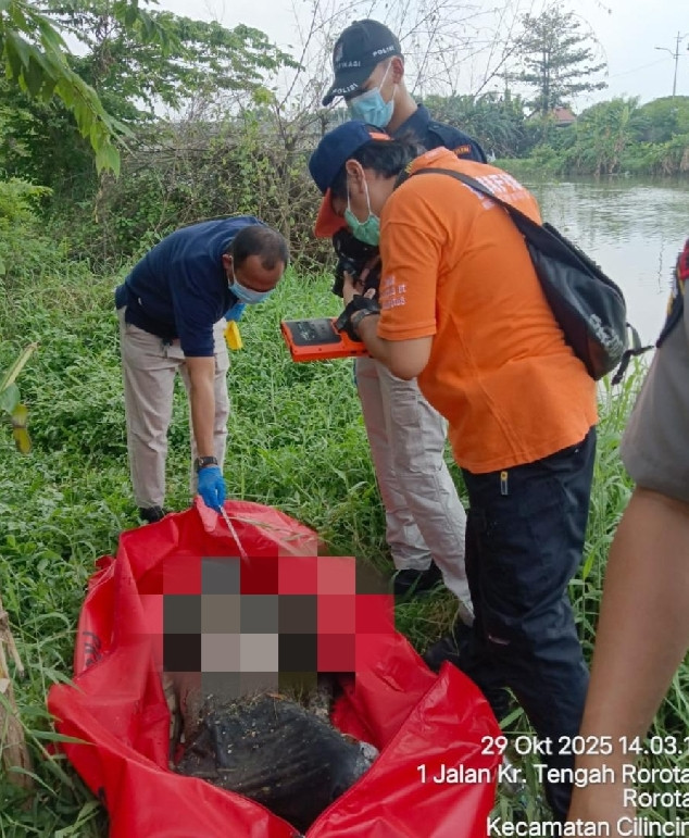 Mayat Pria Tanpa Identitas Ditemukan Mengambang di Kali BKT Rorotan