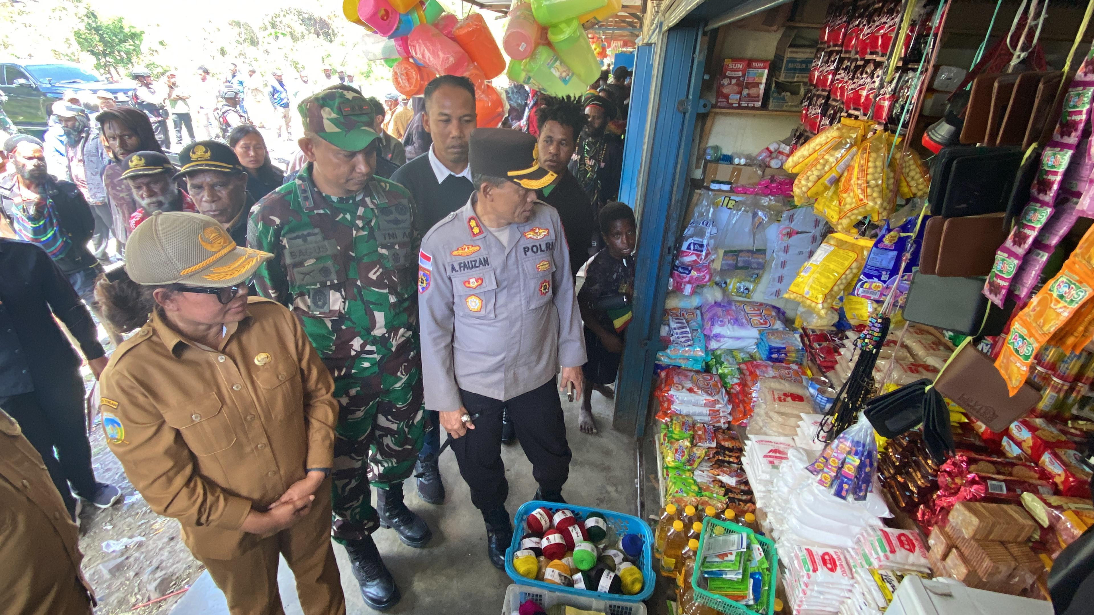 TNI Membantu Pemerintah Daerah, Dalam Pemantauan Harga Bahan Pokok di Wilayah Kabupaten Puncak Jaya