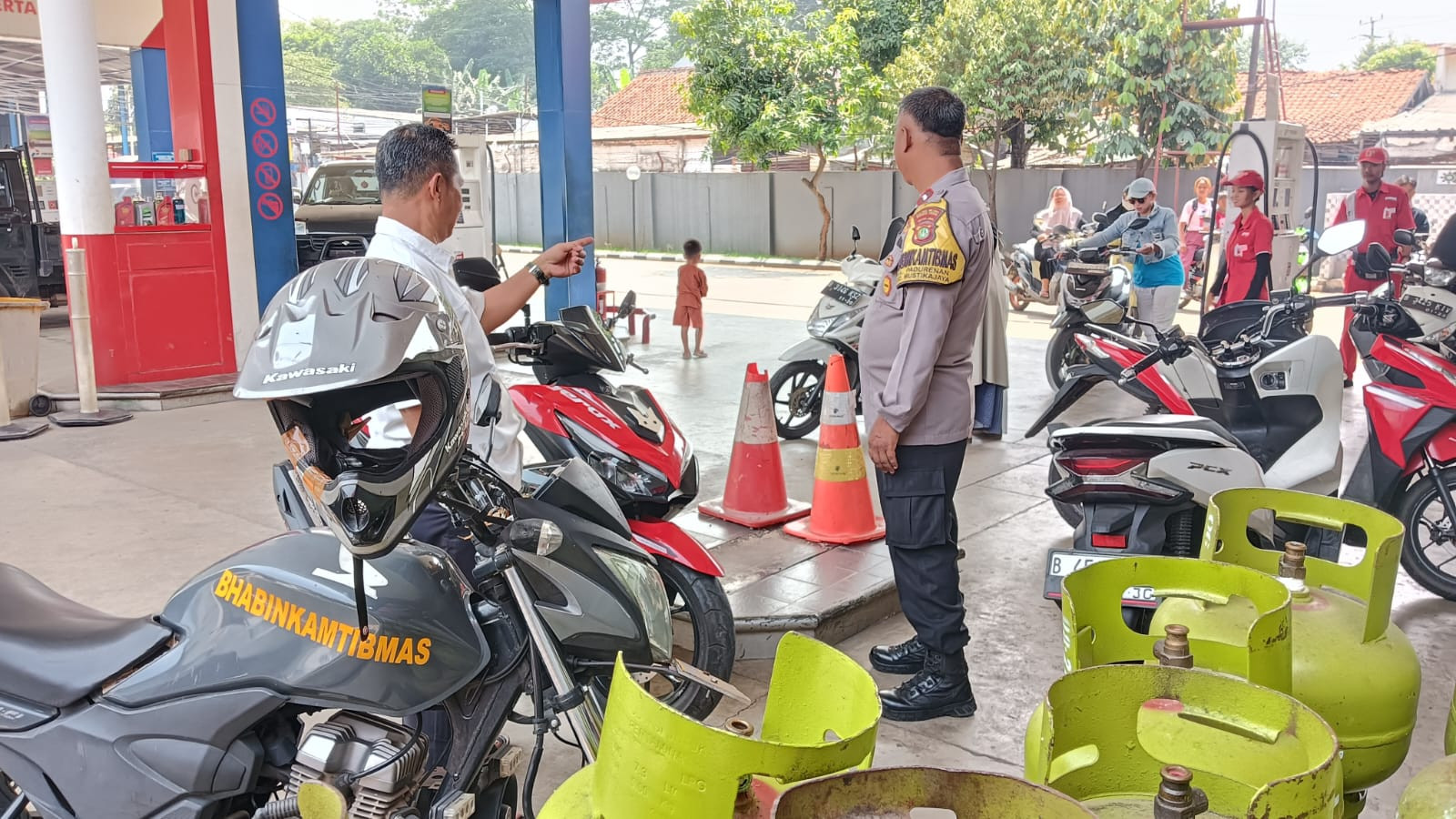 Tingkatkan Kewaspadaan, Bhabinkamtibmas Bantargebang Sambangi SPBU Padurenan