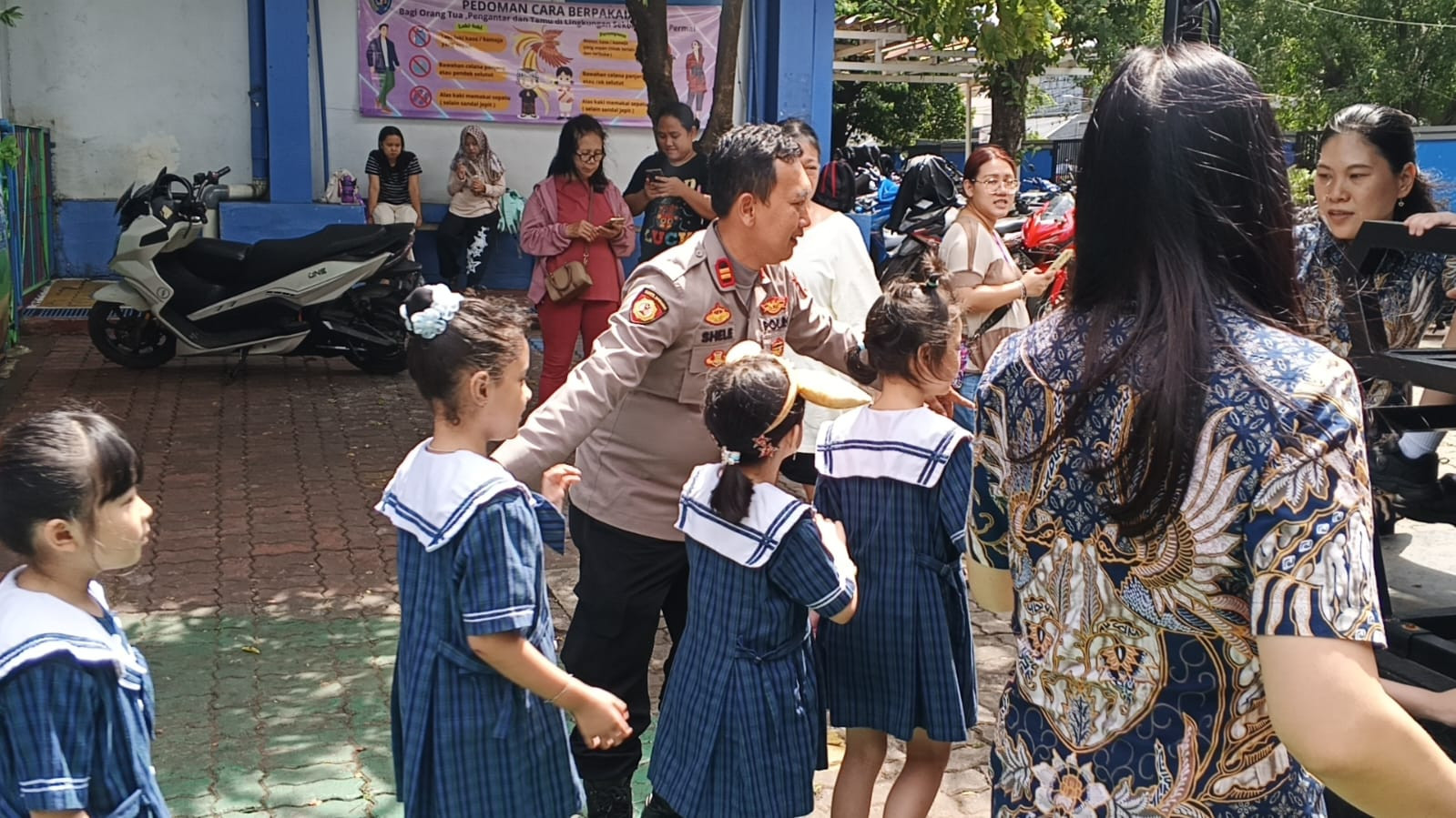 Polisi Sahabat Anak, Polsek Metro Penjaringan Tanamkan Disiplin dan Cinta Polisi Sejak Dini di KB-TK Permai Muara Karang