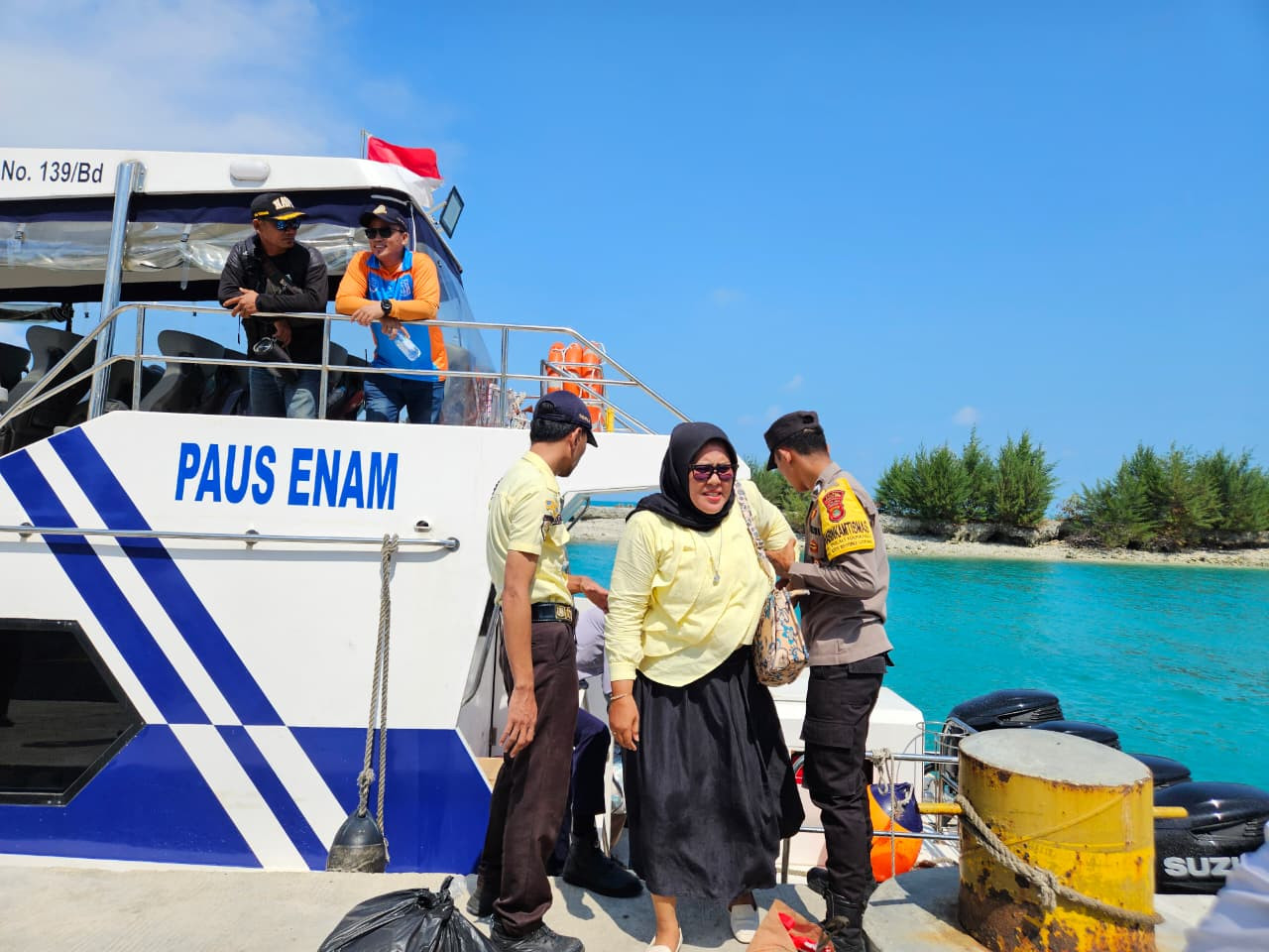 Jakarta On The Spot, Polres Kepulauan Seribu Sosialisasikan Layanan Polisi 110 kepada Wisatawan dan Warga di Dermaga