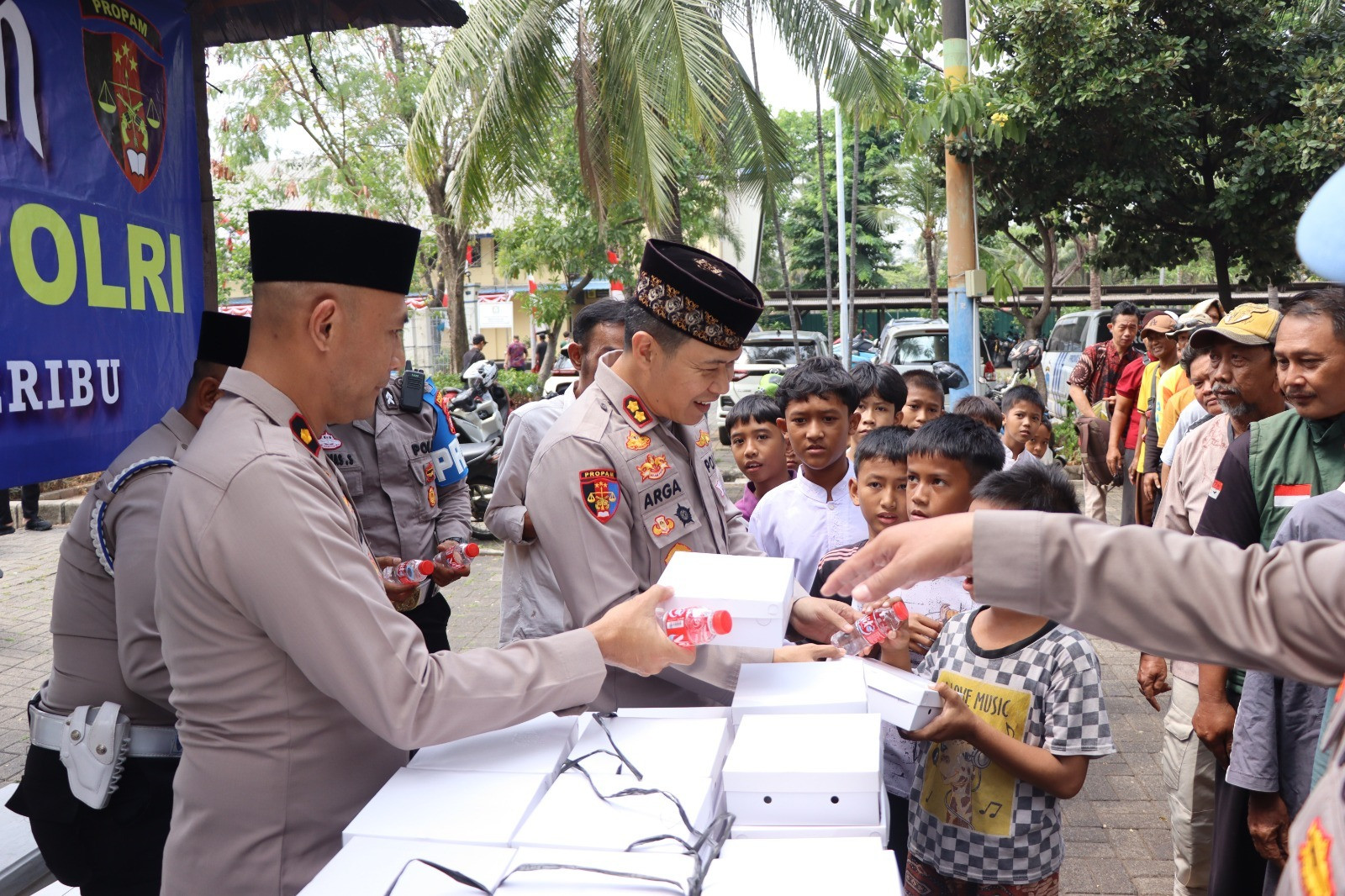 Jum’at Berkah Kadivpropam Polri di Polres Kepulauan Seribu, Bagikan 225 Nasi Kotak kepada Jamaah dan Nelayan