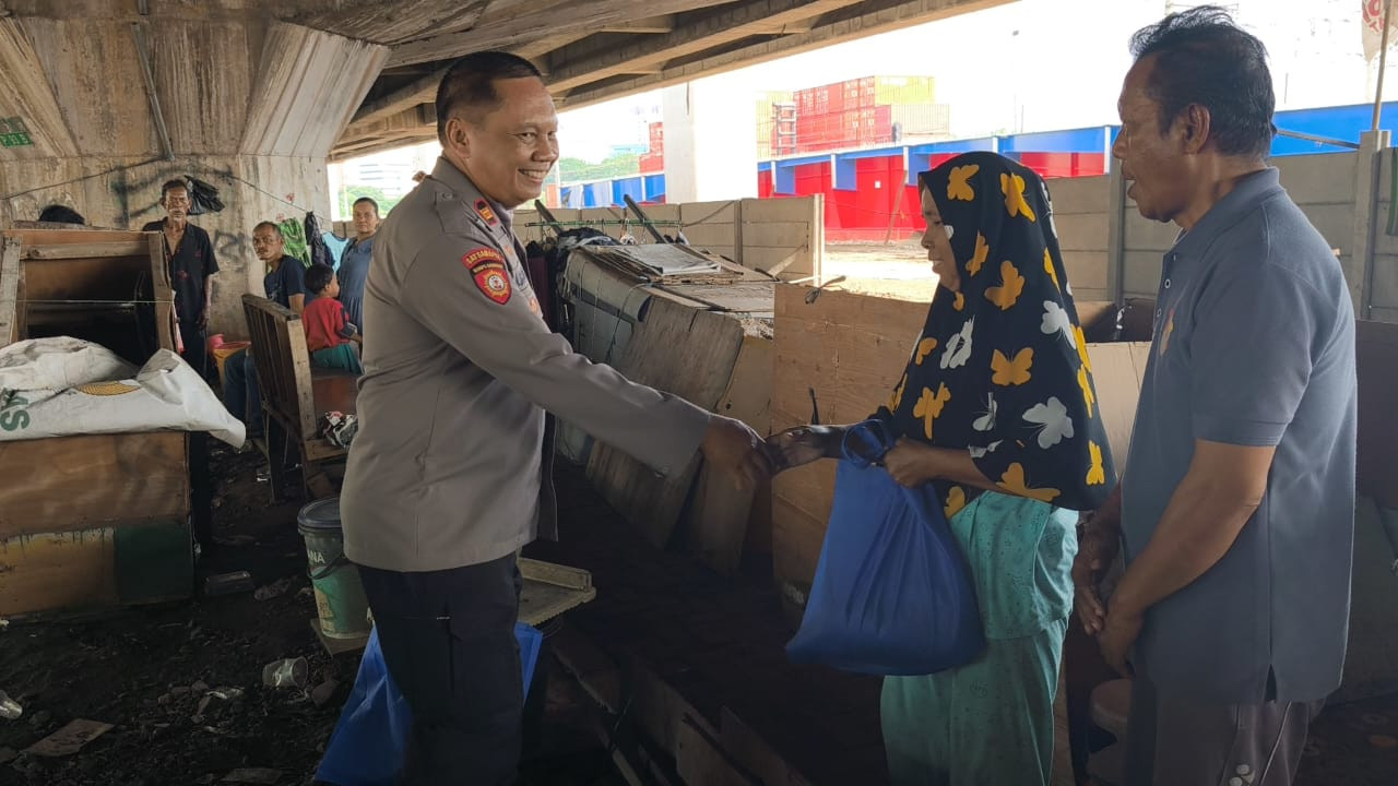 Jumat Peduli, Polsek Pademangan Salurkan Sembako kepada Warga Penghuni Kolong Tol Lodan Raya