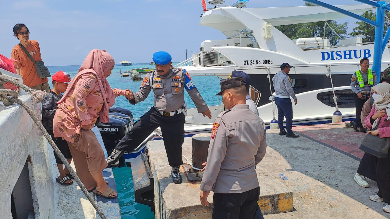 Polsek Kepulauan Seribu Utara Bersama TNI dan Satpol PP Amankan Dermaga, Cegah Gangguan Kamtibmas