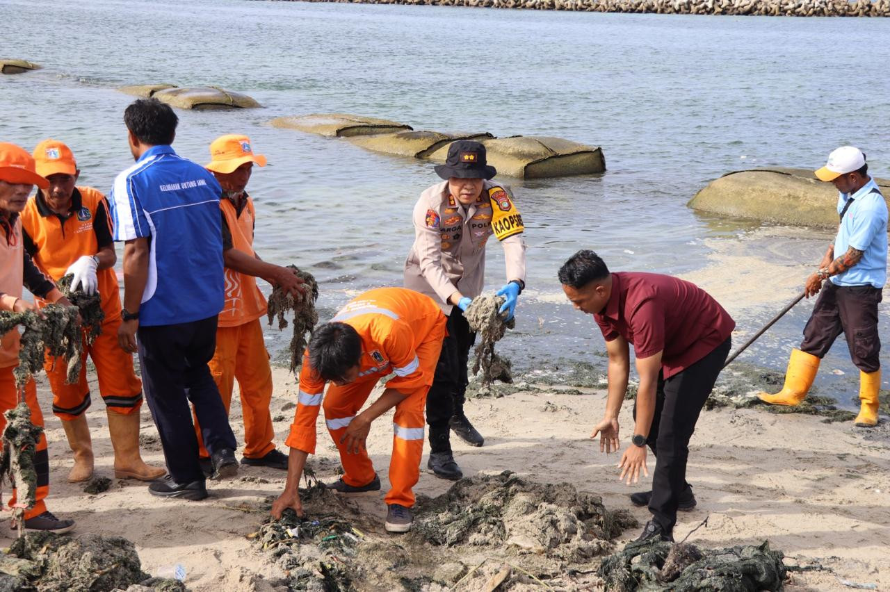 Polres Kepulauan Seribu Gelar Gerakan Indonesia Asri Bersama TNI dan Stakeholder Tindak Lanjuti Instruksi Presiden
