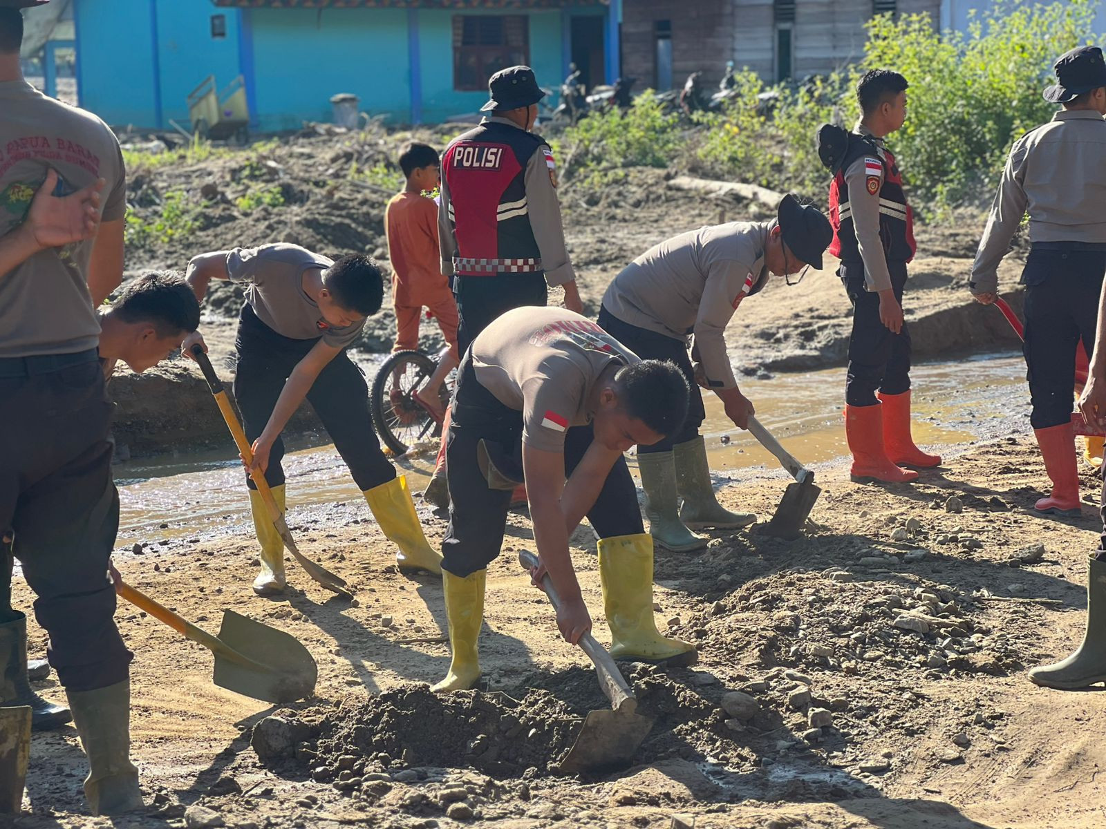 Polri Bersihkan Area Terdampak Banjir Bandang di Kampung Tengah Kecamatan Palembayan Agam Sumbar