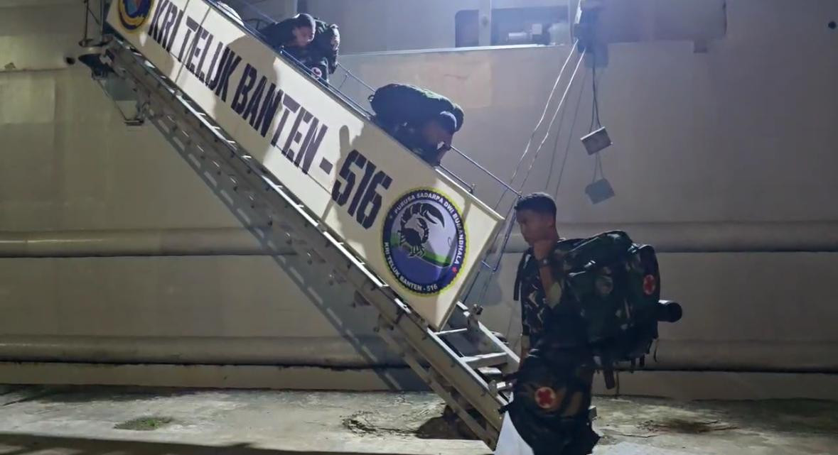 KRI Teluk Banten-516 TNI AL Laksanakan Debarkasi Personel dan Distribusi Bahan Kontak di Belawan