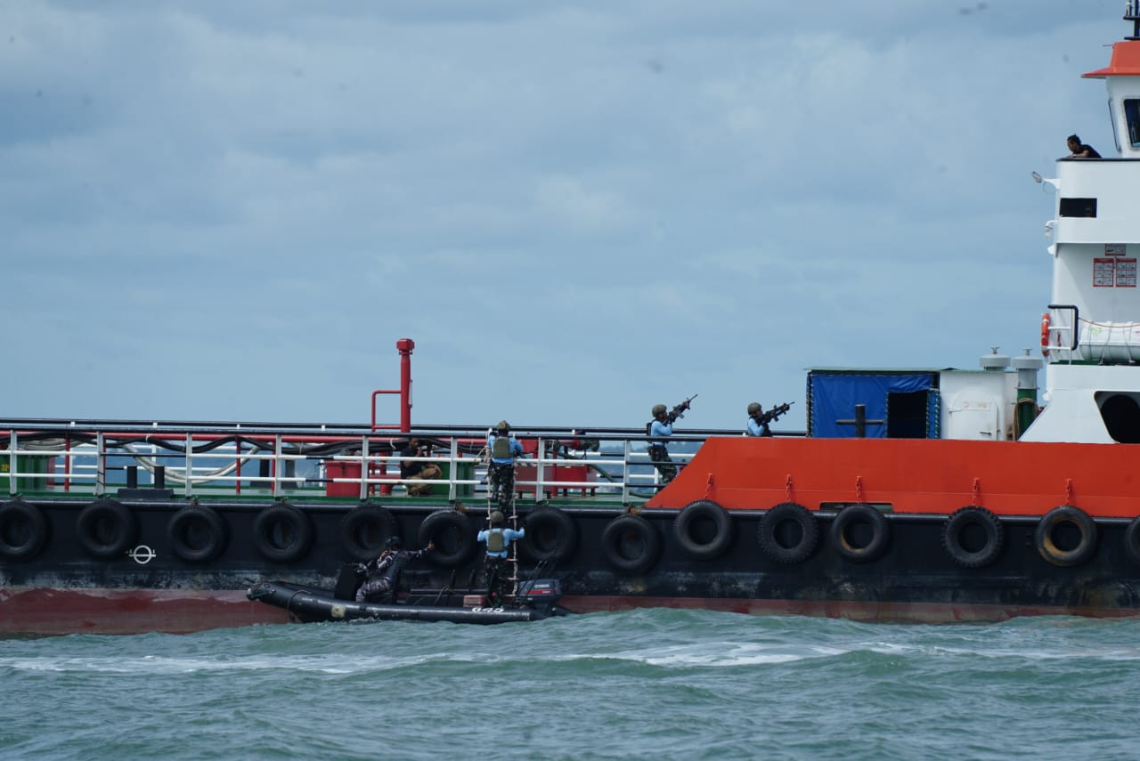 Kolaborasi Unsur Laut dan Udara, Tangkap Dua Kapal Pembawa Pasir Timah Ilegal