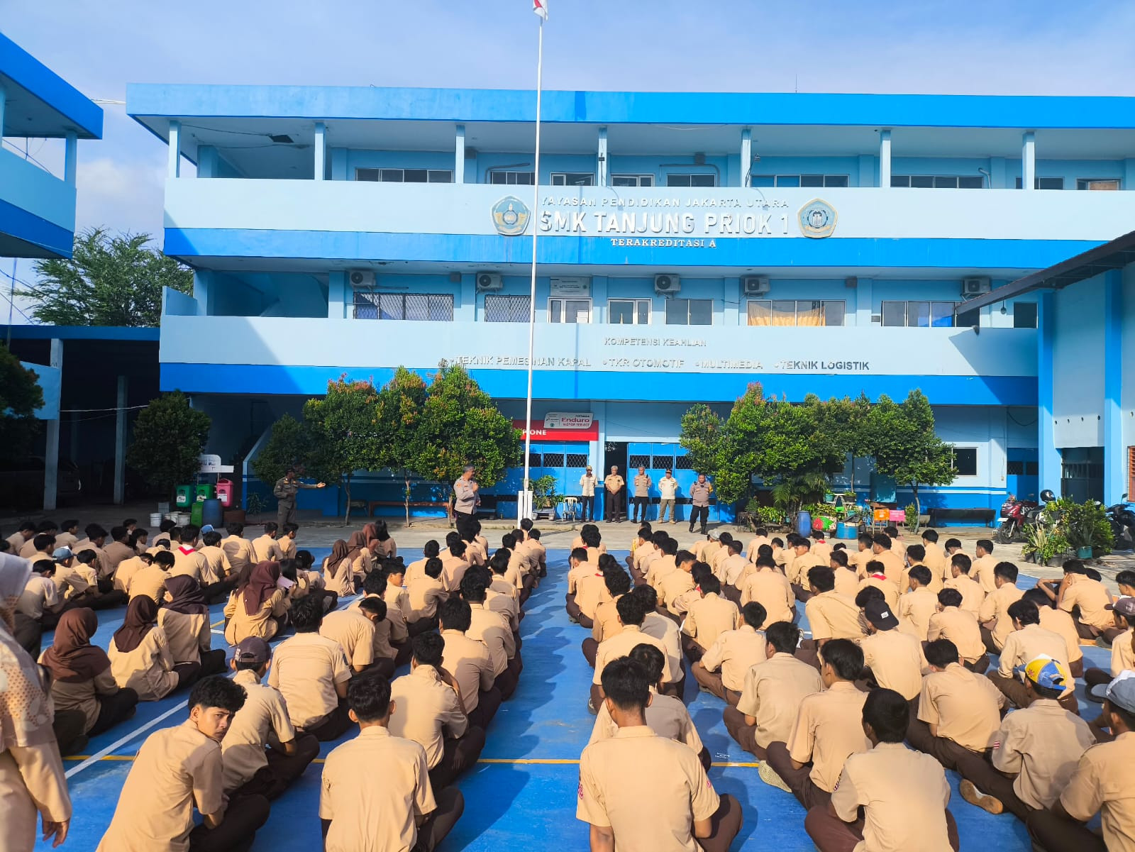 Polsek Koja Gelar Program Police Go To School : 300 Pelajar SMK Tanjung Priuk Dibekali Edukasi Anti-Tawuran dan Bahaya Judi Online