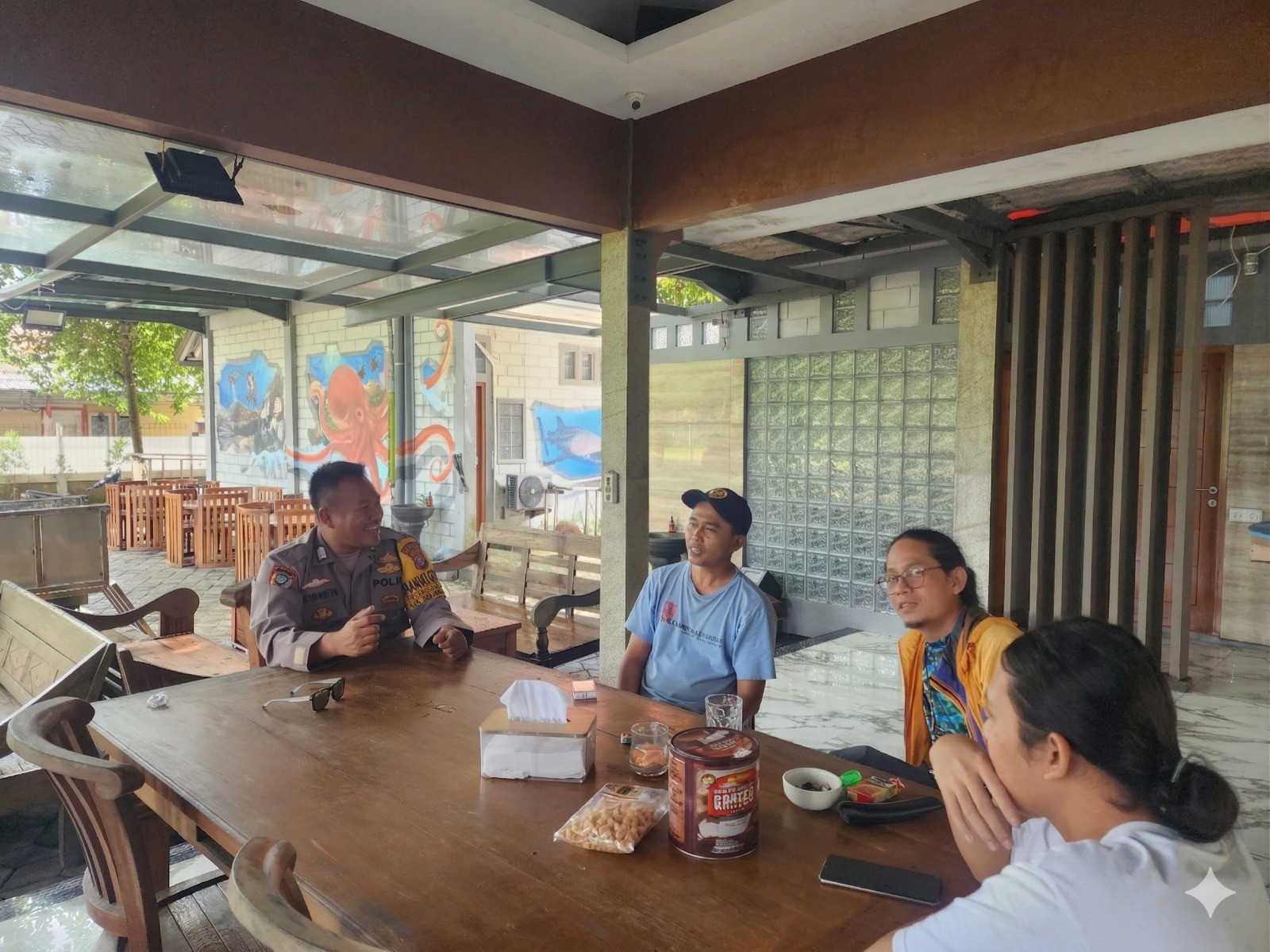 Bhabinkamtibmas Pulau Pramuka Intensifkan Sambang Warga, Perkuat Sinergitas Jaga Kamtibmas dan Sosialisasikan Layanan 110