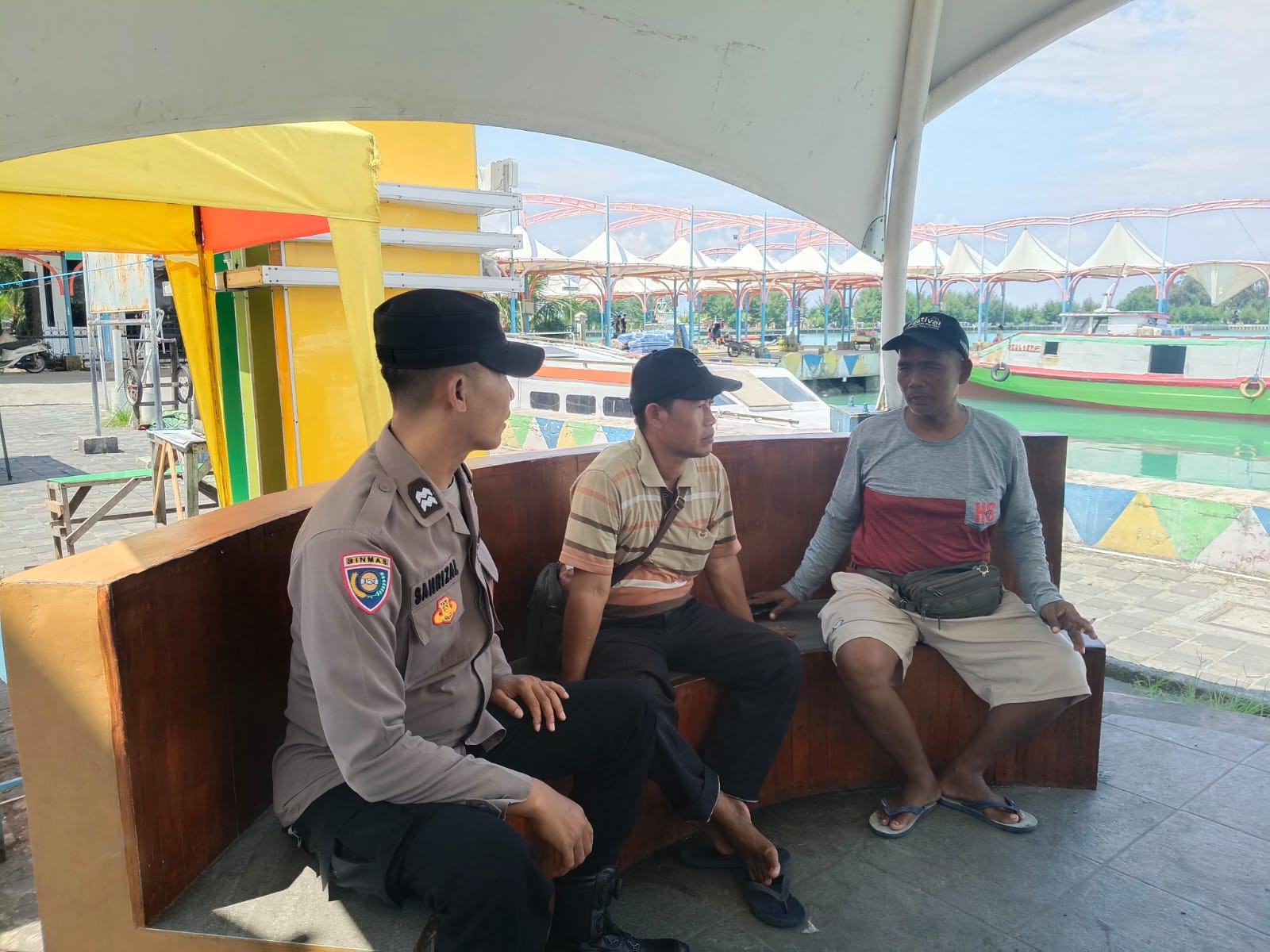 Bhabinkamtibmas Pulau Kelapa Sambangi Warga, Sosialisasikan Layanan Polri 110 dan Perkuat Kamtibmas