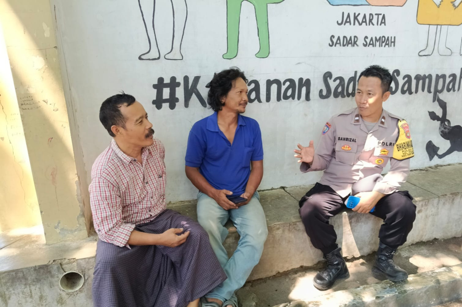 Bhabinkamtibmas Pulau Kelapa Sosialisasikan Layanan Call Center 110, Ajak Warga Dukung Program Jaga Jakarta