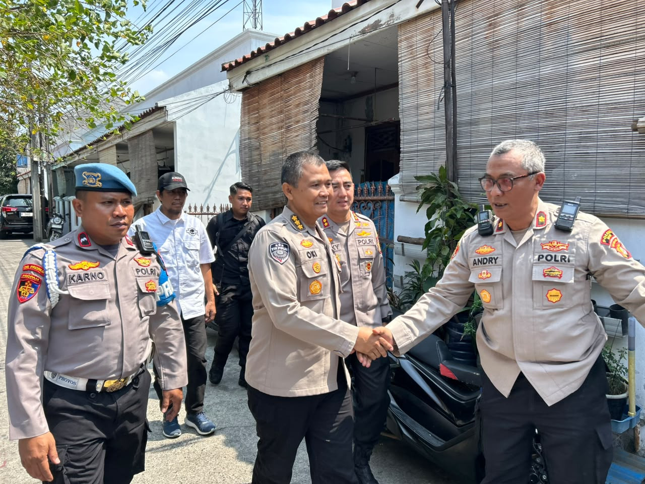 Polisi Bedah Rumah Warga di Koja Jakut, Sudin Haru Dapat Hunian Layak Jelang HUT RI
