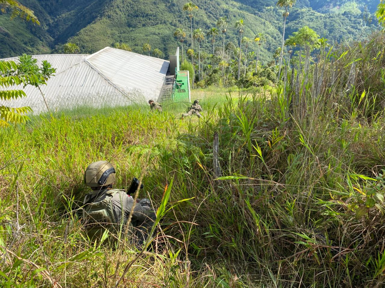 Satgas Ops Damai Cartenz Pukul Mundur KKB Usai KKB Bakar Bangunan Puskesmas di Kiwirok Yang Sudah Tidak Beroperasi
