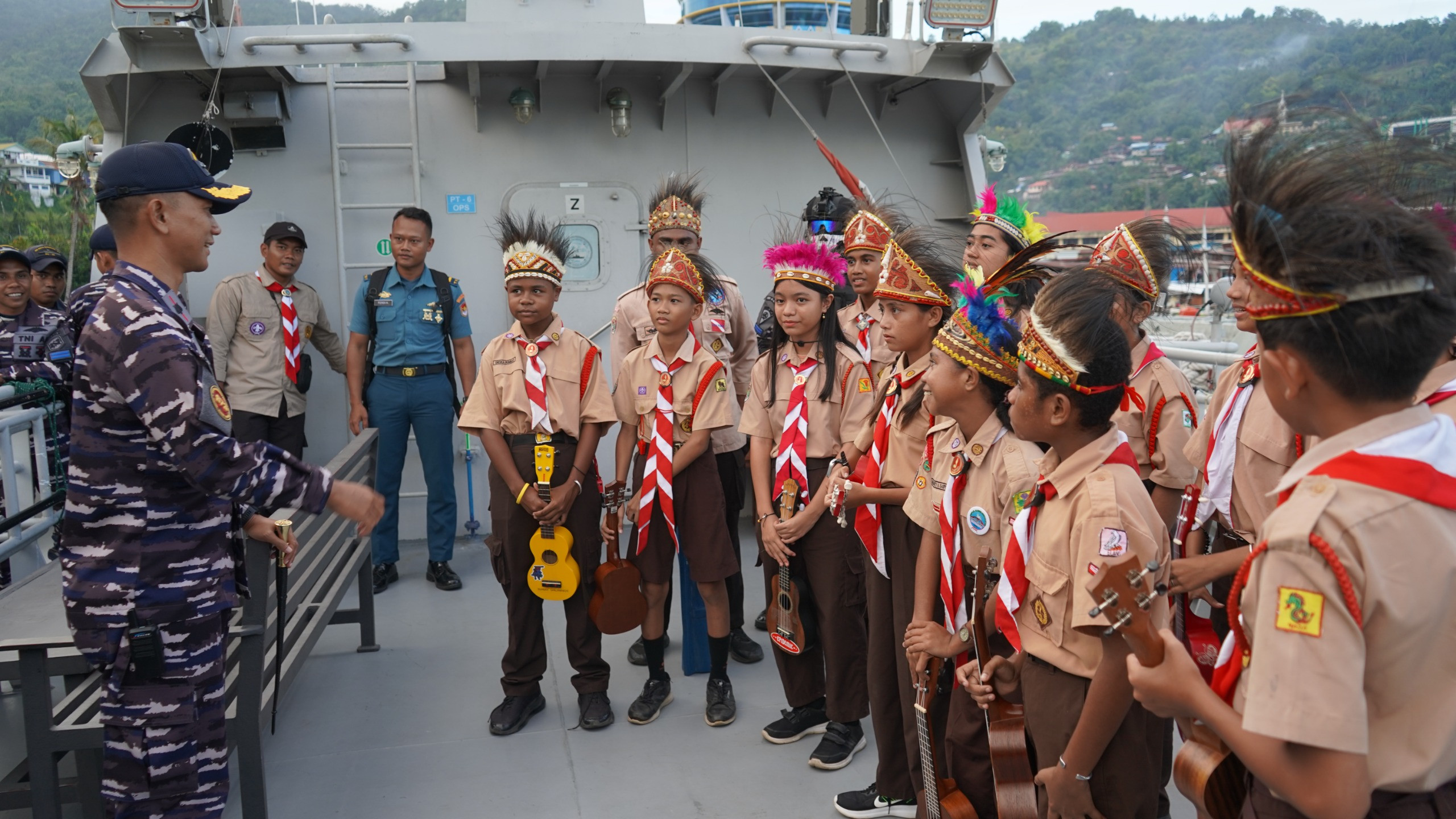 Tanamkan Jiwa Bahari Generasi Muda Papua, Saka Bahari Kunjungi KRI Mata Bongsang–873