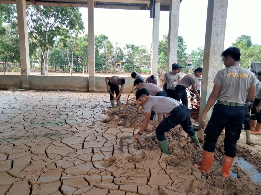 Brimob Polda Sumut Bersihkan Lumpur di Aula SMP Swasta Santo Fransiskus Pandan Pascabencana