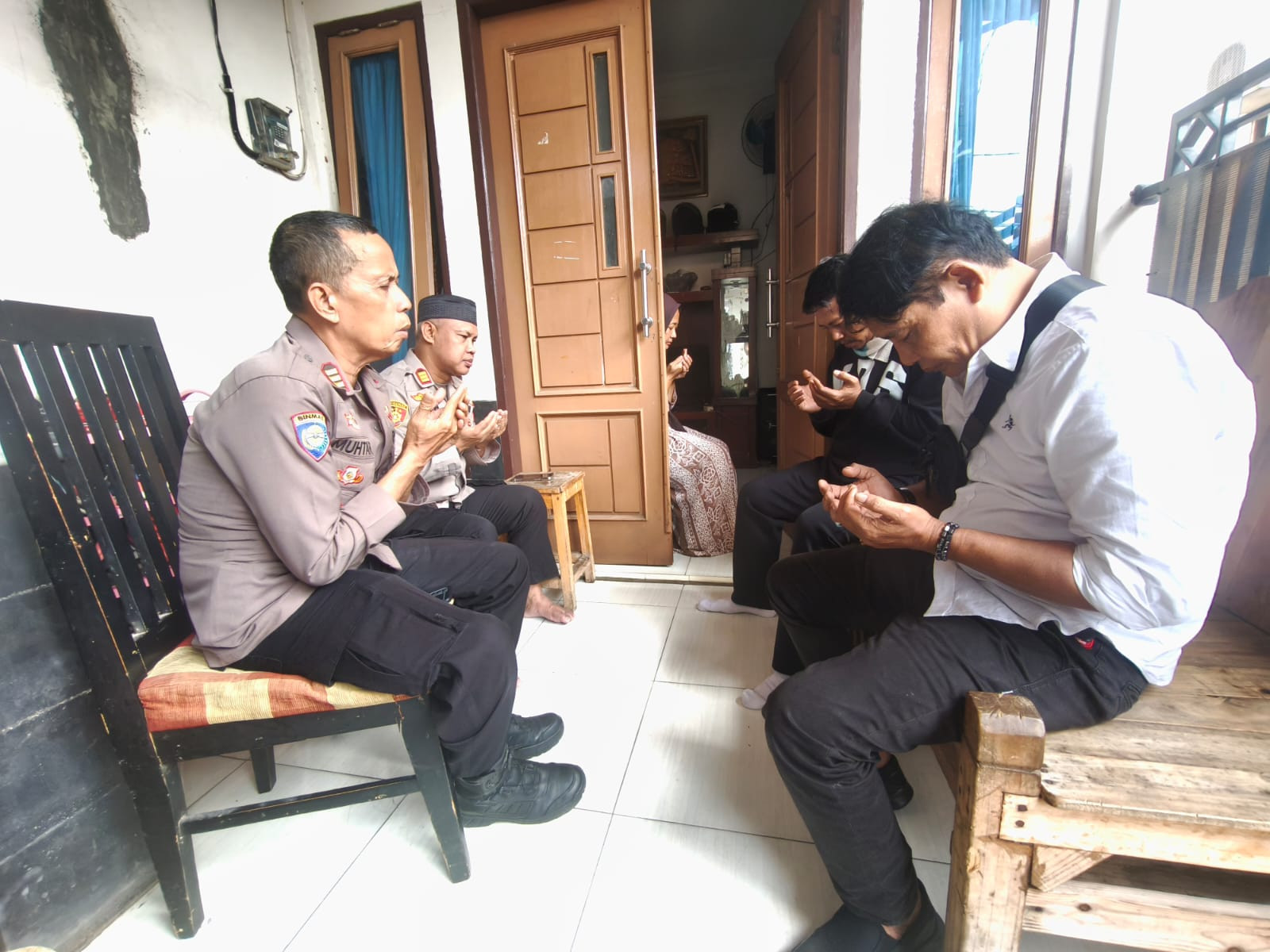 Sentuhan Humanis Pimpinan, Kapolsek Bekasi Barat Beri Dukungan Moril kepada Anggota