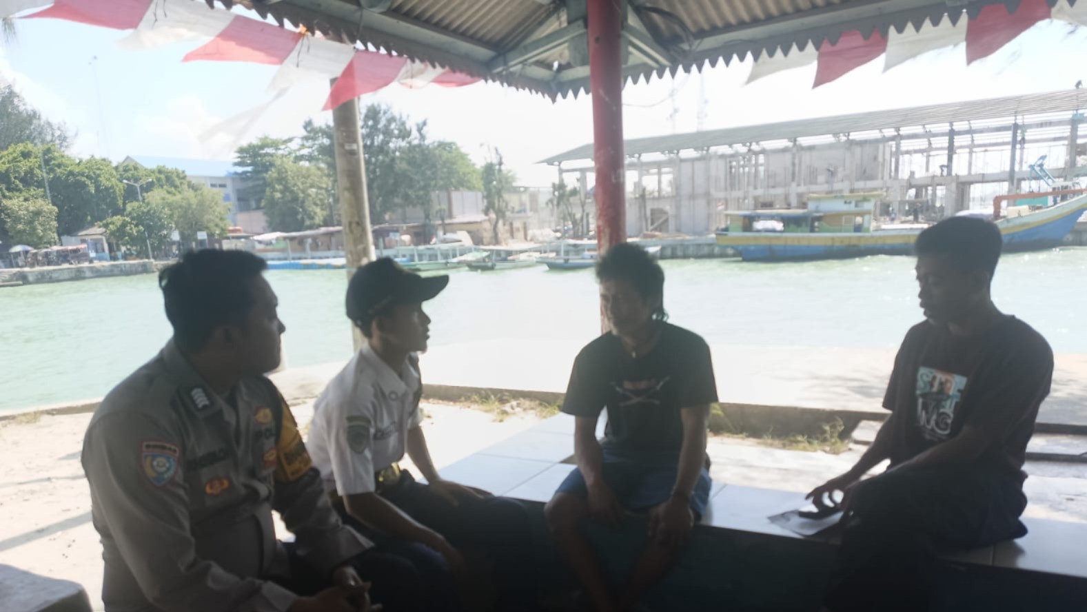 Bhabinkamtibmas Pulau Pari Sosialisasikan Layanan Call Center 110, Ajak Warga Dukung Program Jaga Jakarta
