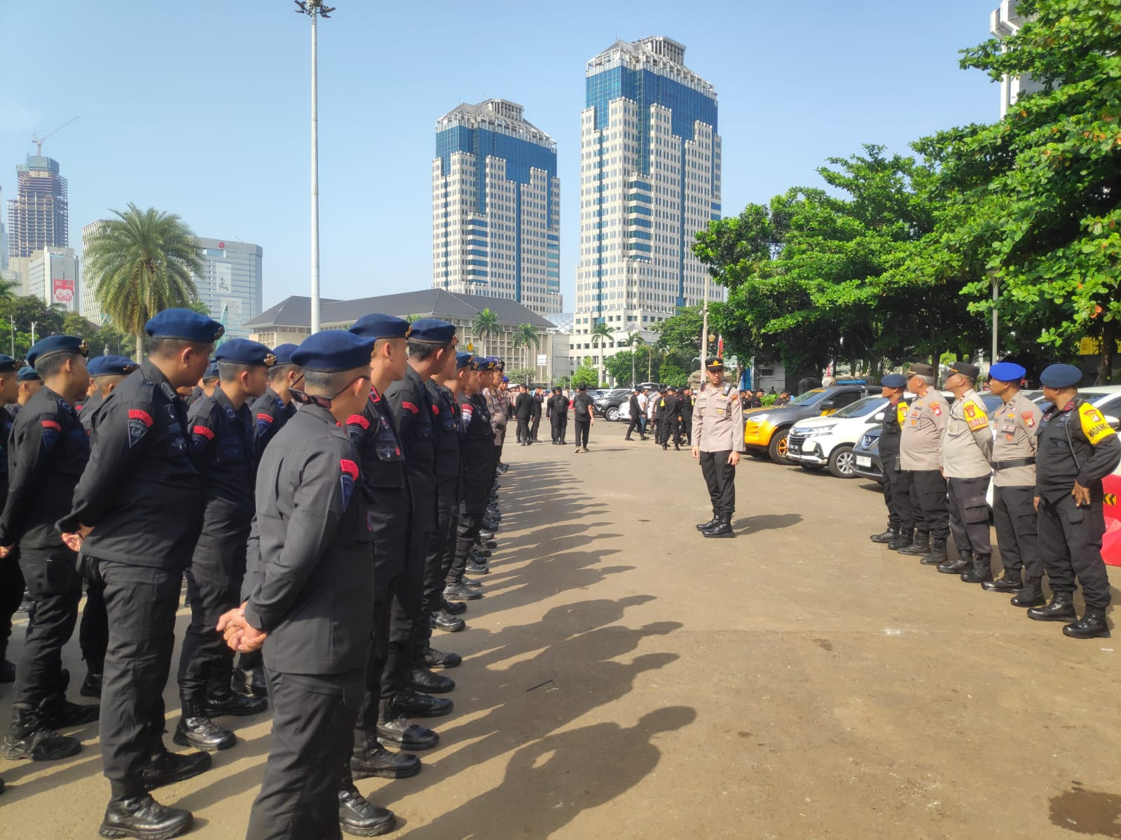 Brimob Polda Metro Jaya Hadir Humanis Kawal Aksi Unjuk Rasa Damai di Kawasan Monas