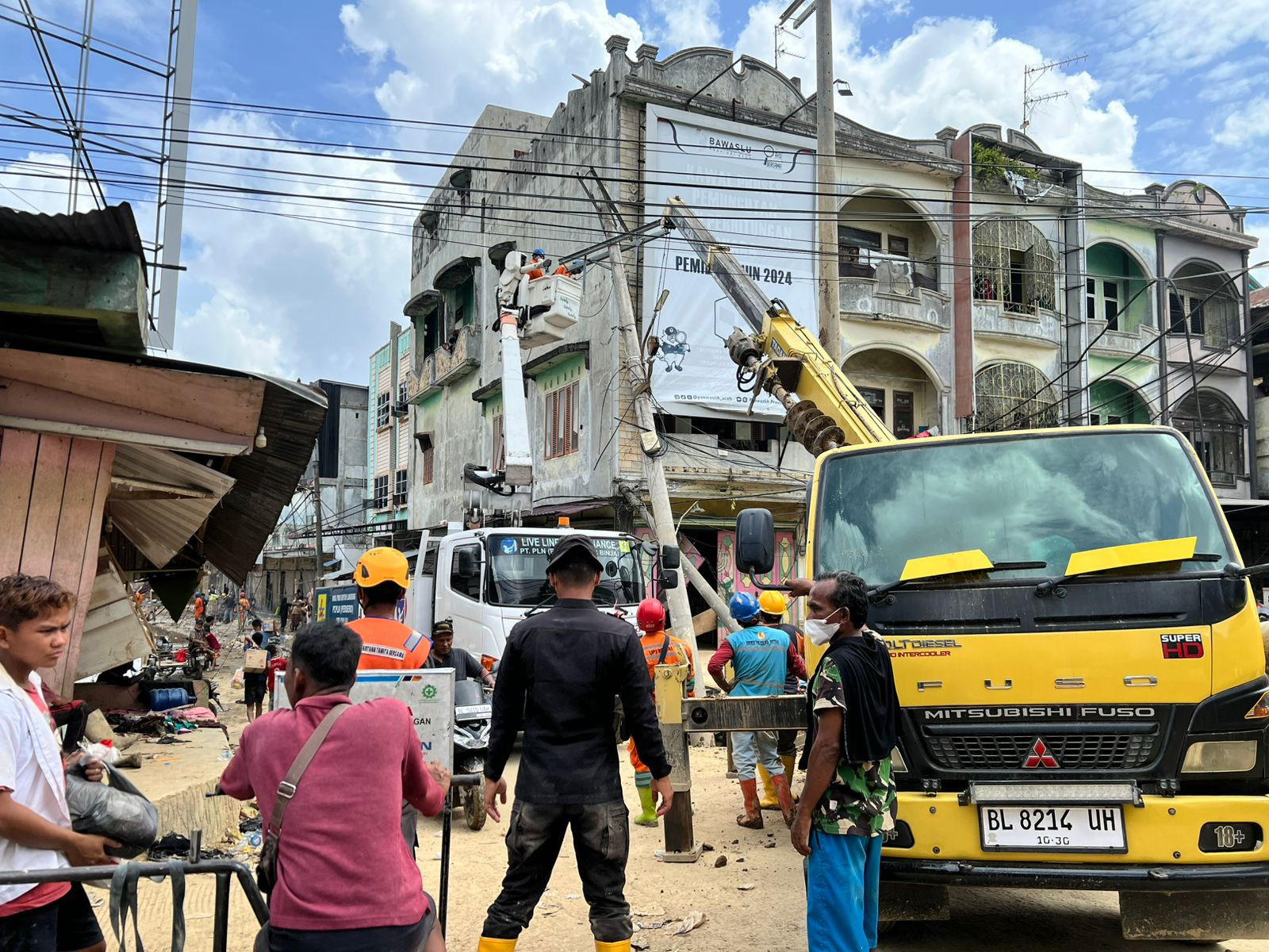 Personel Brimob Kawal Penormalan Listrik di Aceh Tamiang