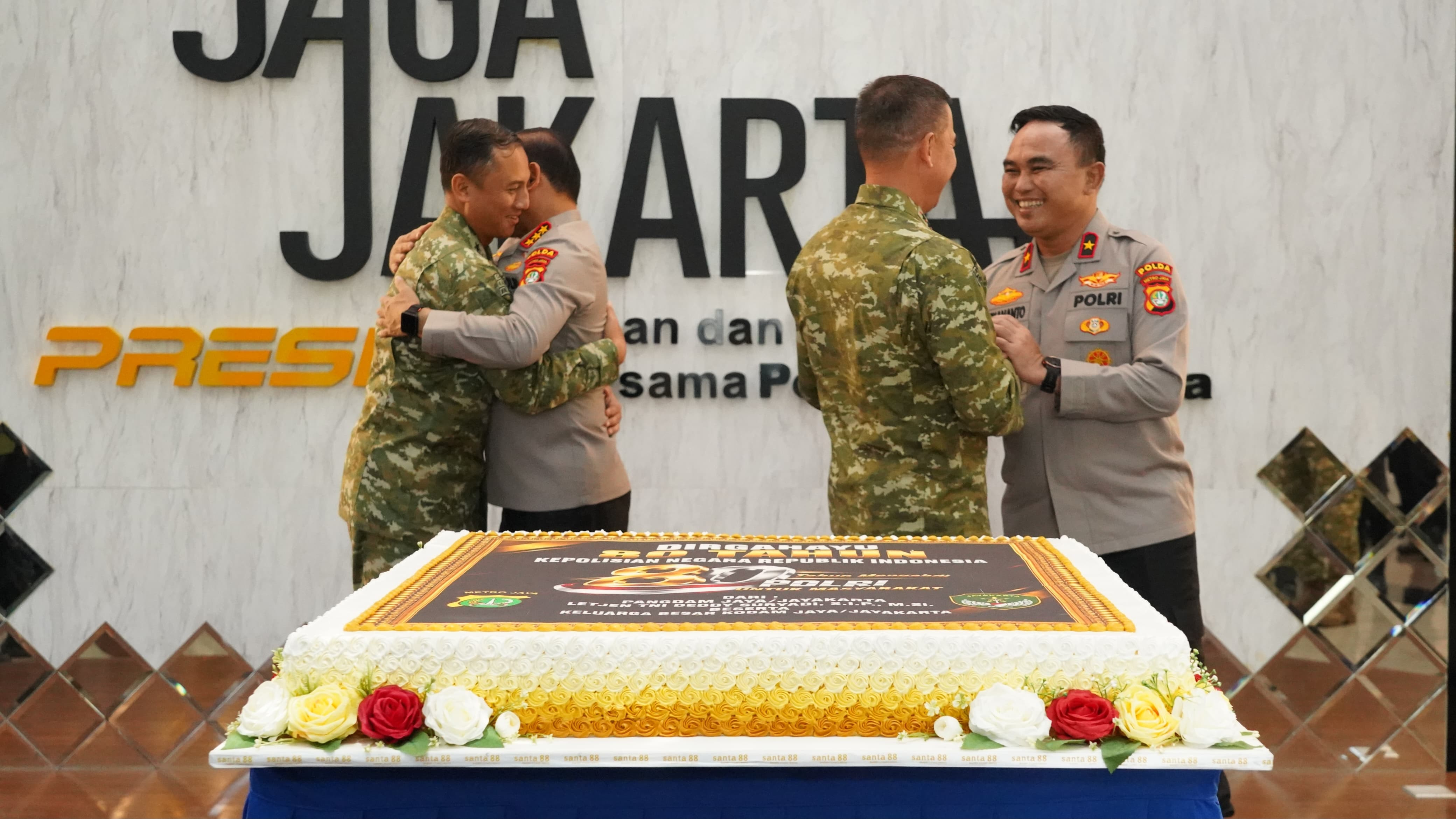 Pangdam Jaya Berikan Kejutan Kepada Kapolda Metro Jaya Pada Hari Bhayangkara  Ke-80
