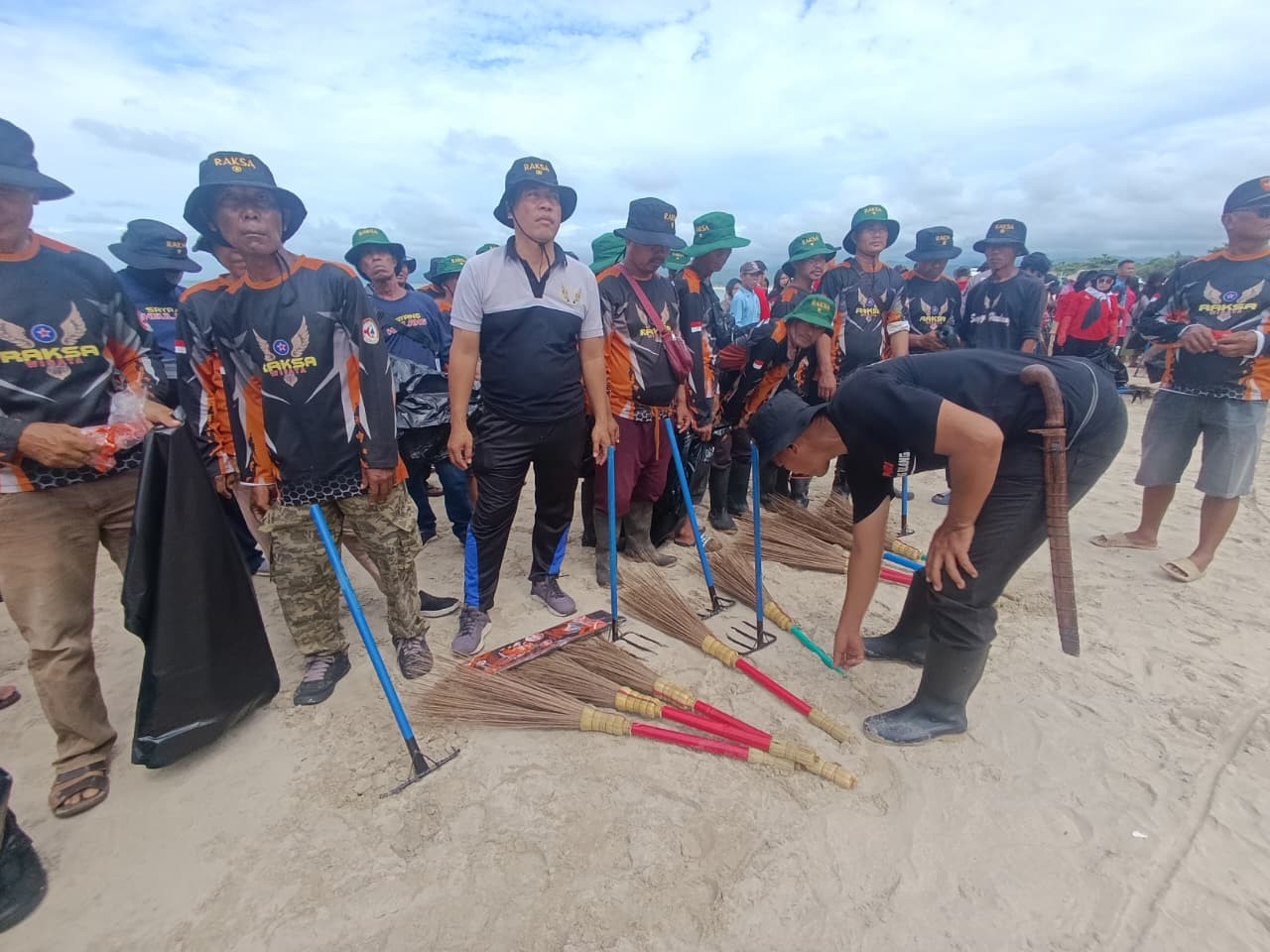 Pantai Santolo Garut Menjadi Sasaran Berikutnya Bersih Pantai  (Jabar Raksa Sagara) TNI AL Bandung Bersama DKP Provinsi Jawa Barat
