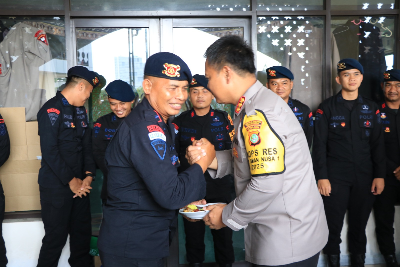 Syukuran HUT ke-80 Korps Brimob, Kapolres Bekasi Kota Beri Kejutan Nasi Tumpeng