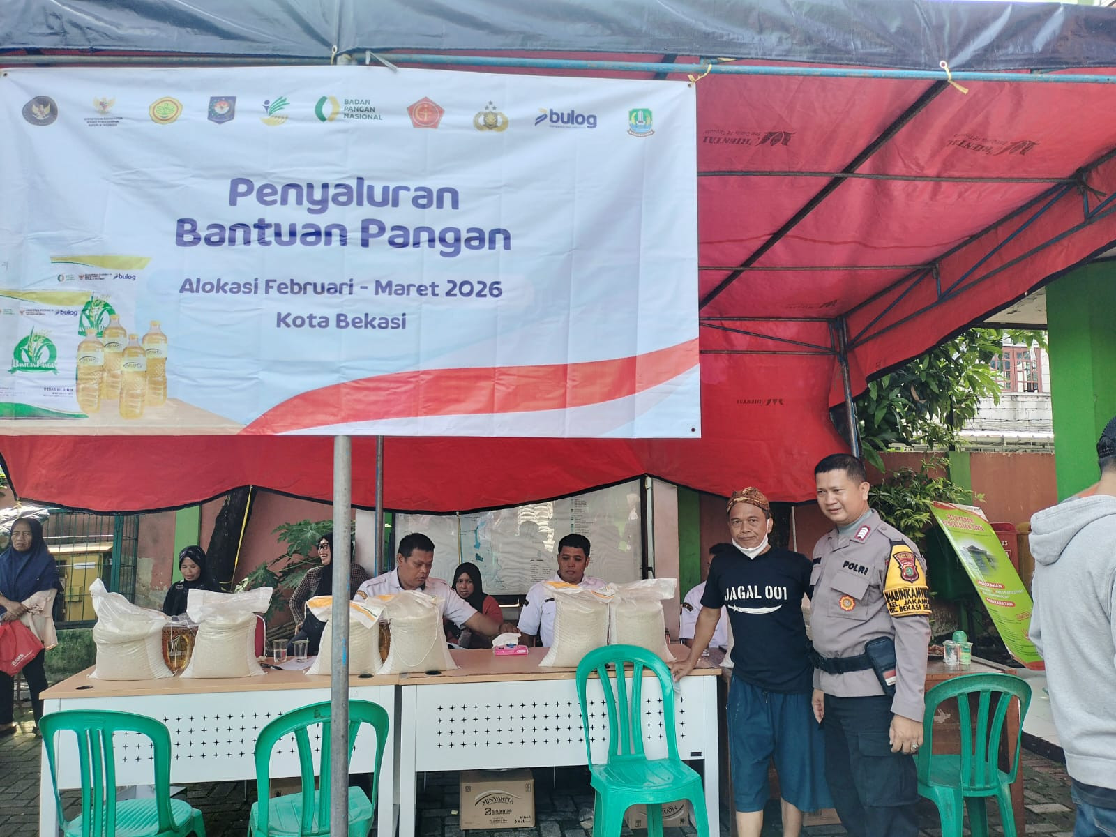 Polsek Bekasi Selatan Kawal Ketat Penyaluran Bantuan Pangan di Jakamulya