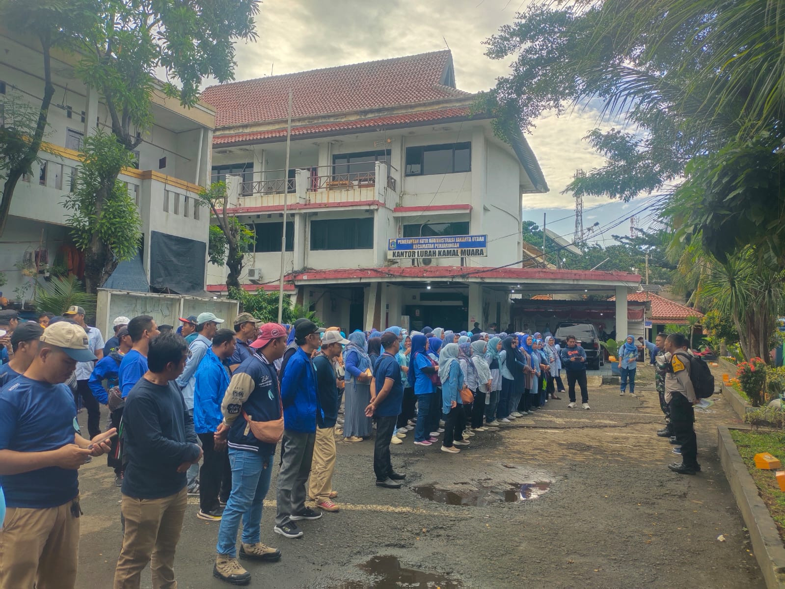 Polisi Kawal Keberangkatan Warga Penjaringan ke Pasar  Murah 2026 di Silang Monas Pastikan Berjalan Lancar