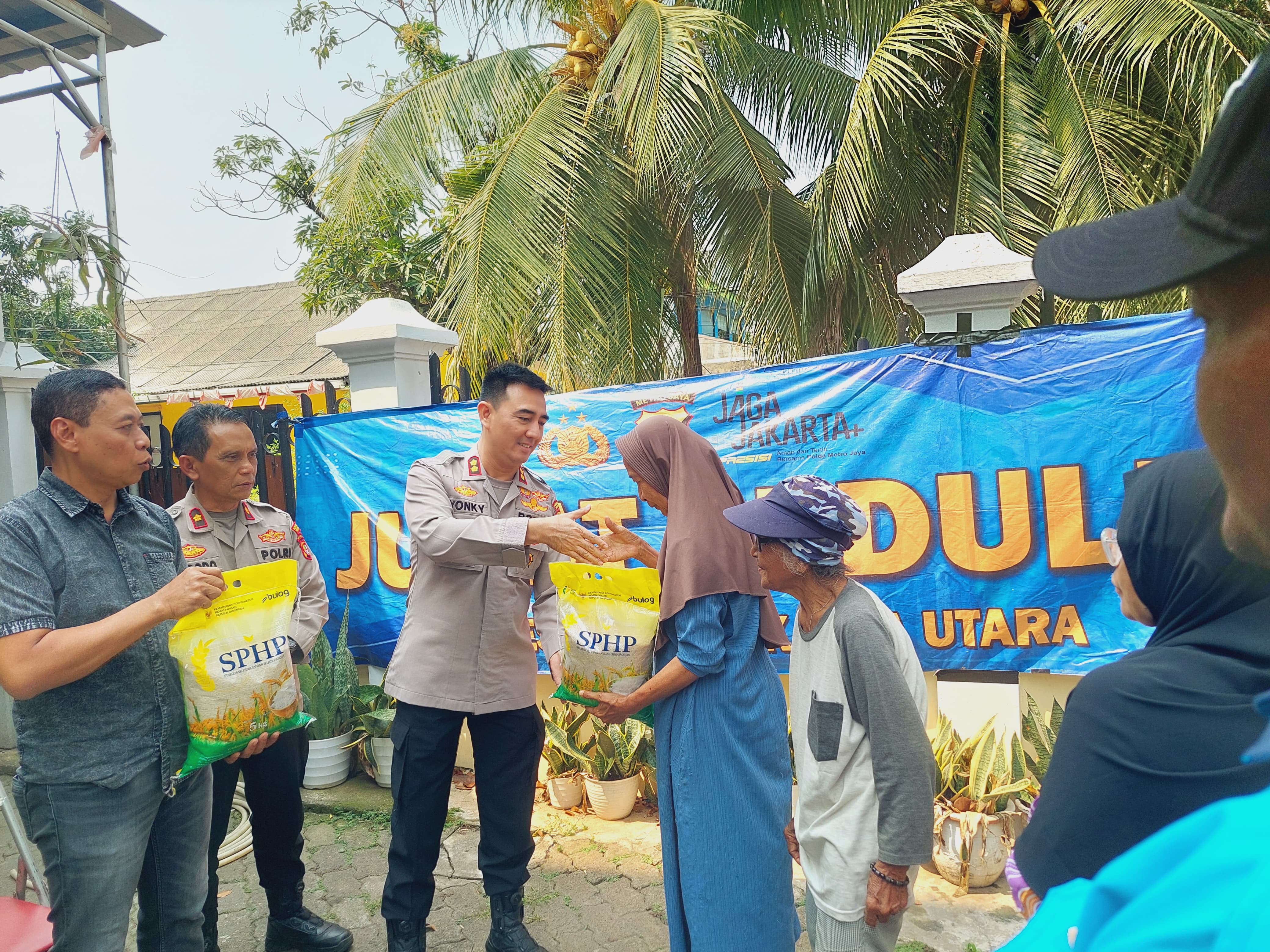 Jumat Peduli, Polres Metro Jakut Bagikan Paket Beras kepada Warga Rawa Badak Utara