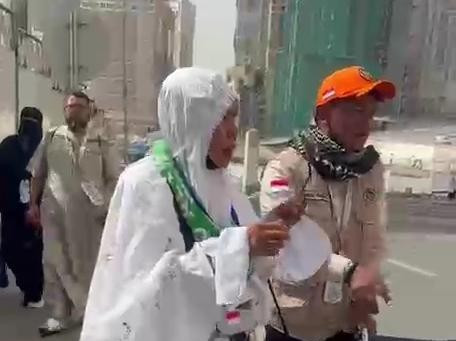 Tim Perlindungan Jamaah Haji Iptu Agung Pranoto Evakuasi Jemaah Lansia Kelelahan di Trotoar jalan area Masjidil Haram