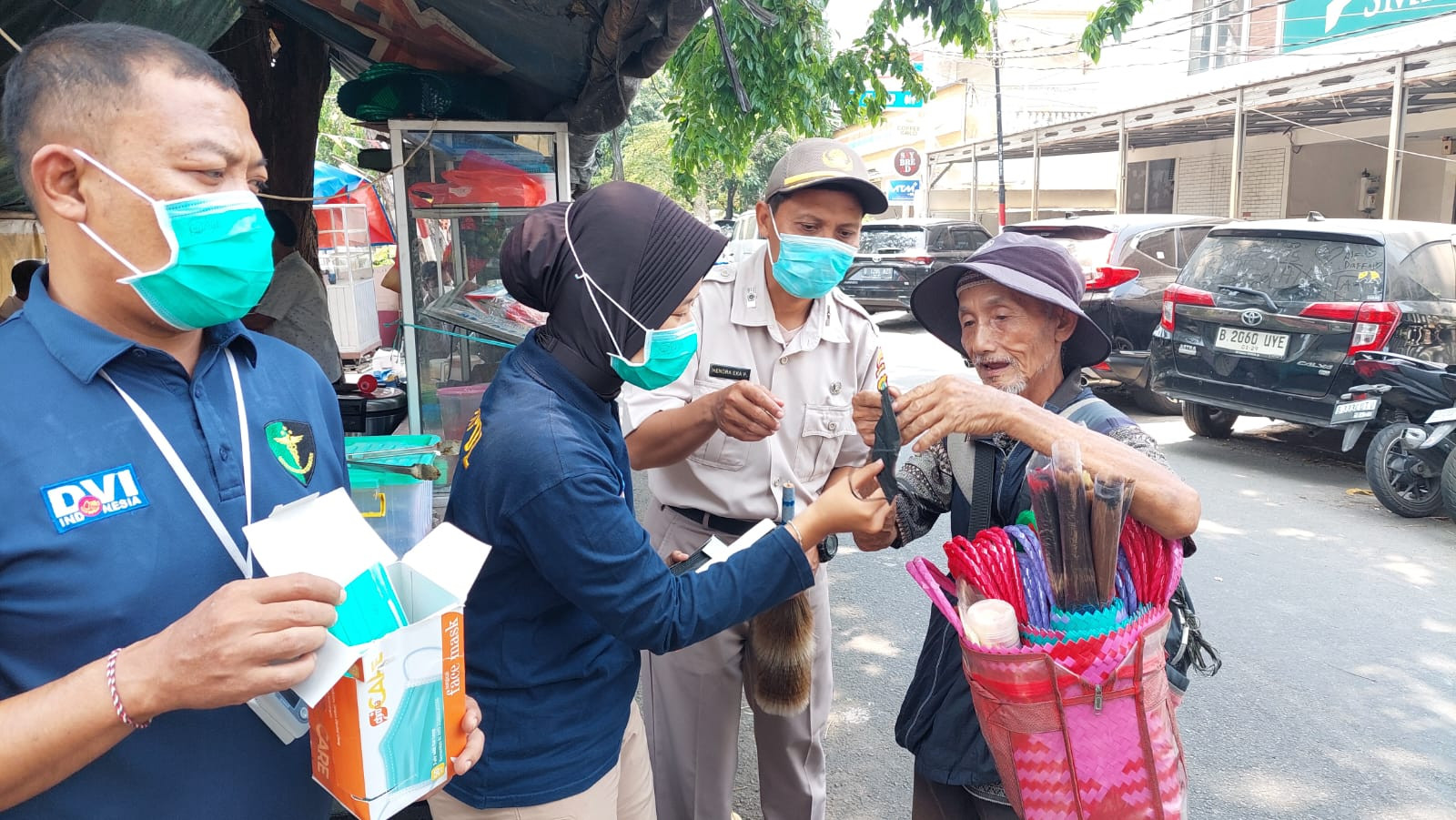 Polres Metro Jakarta Utara Bagikan Masker kepada Masyarakat, Antisipasi Dampak Erupsi Gunung Anak Krakatau
