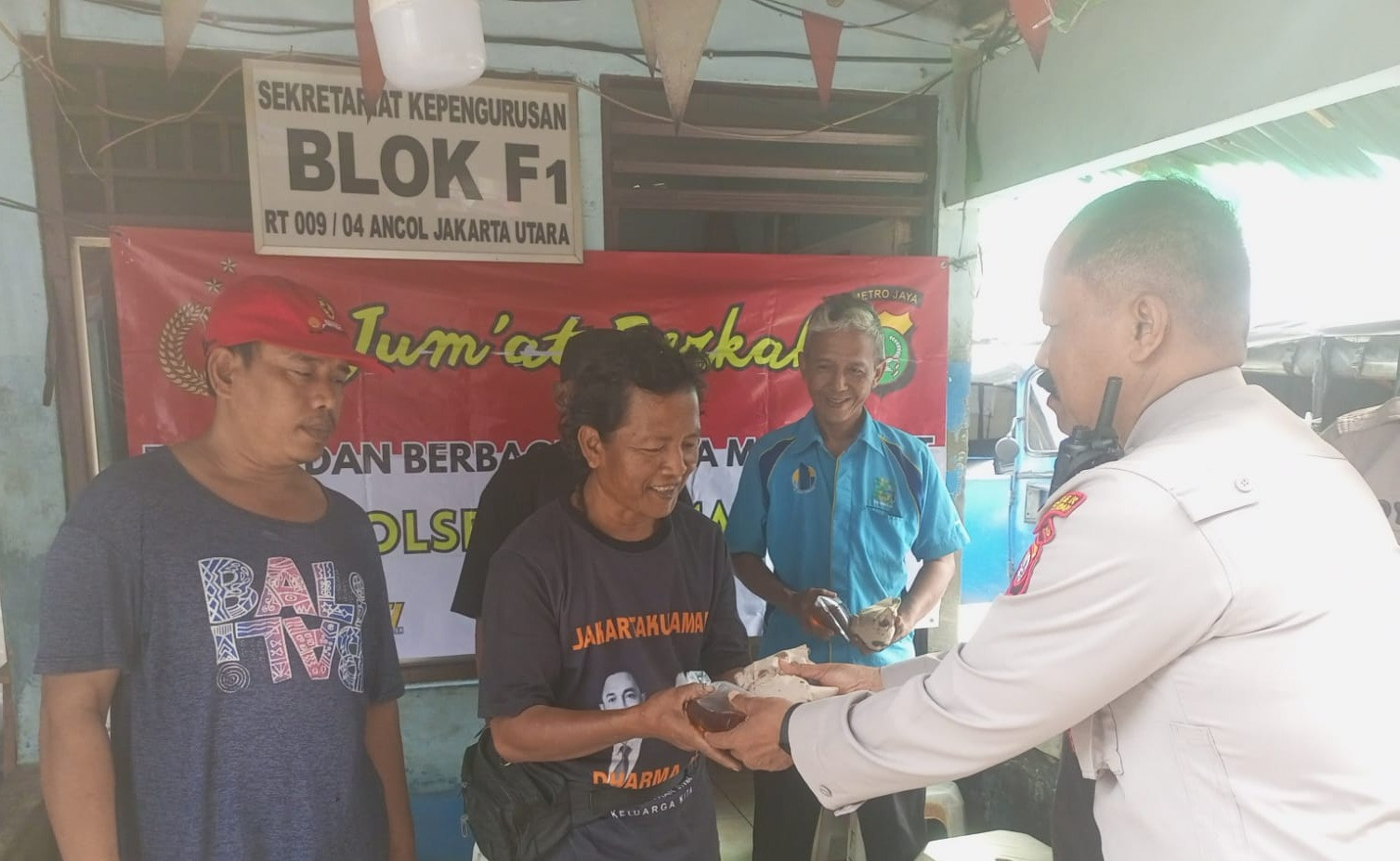 Polsek Pademangan Gelar Jumat Berkah, Bagikan Puluhan Nasi Kotak untuk Warga Ancol